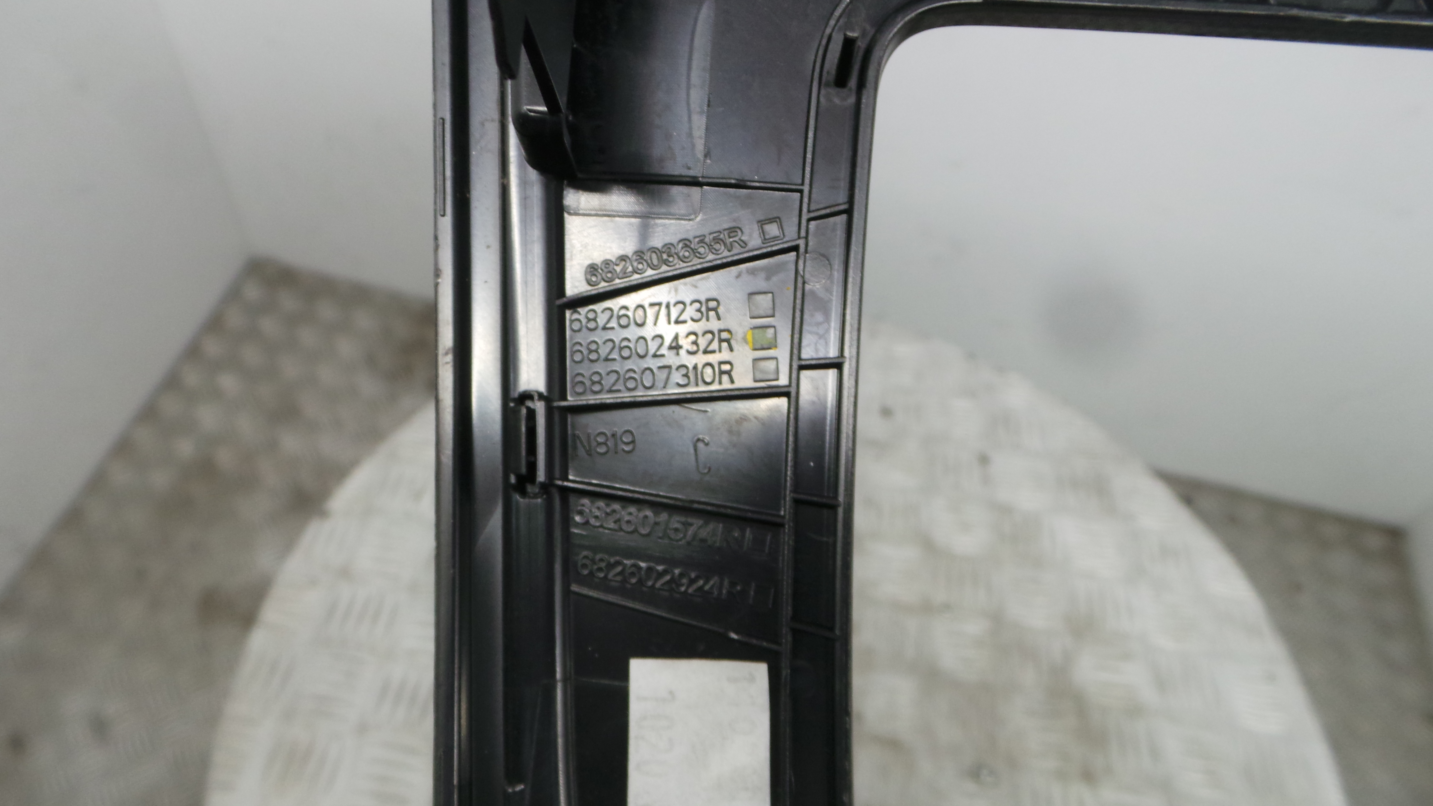 Aro Consola Central 682602432R - DACIA SANDERO II-36928925