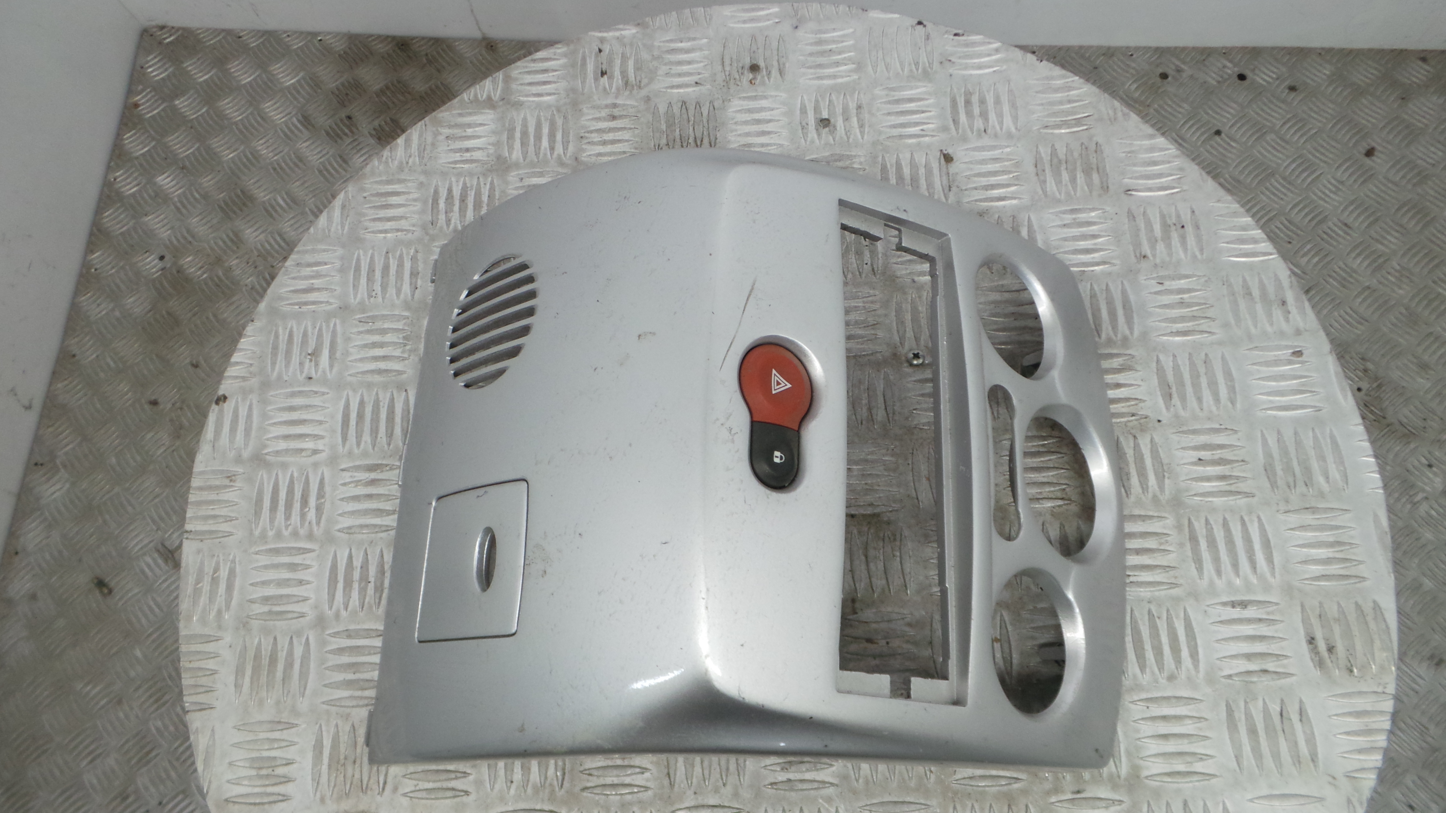Aro Consola Central 8200407764 - RENAULT CLIO III (BR0/1, CR0/1)-36928928