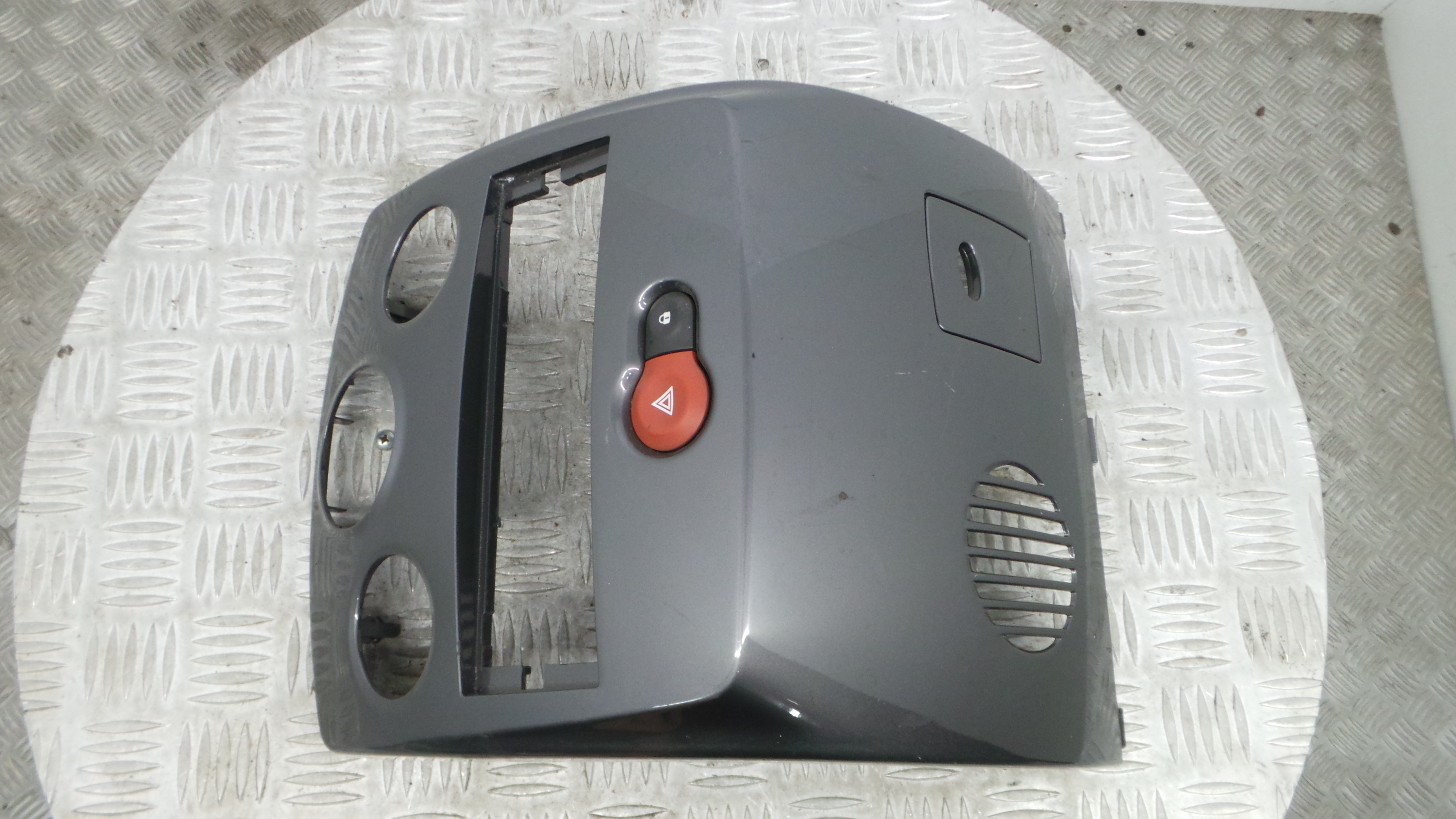 Aro Consola Central 8200407843 - RENAULT CLIO III (BR0/1, CR0/1)-36929234