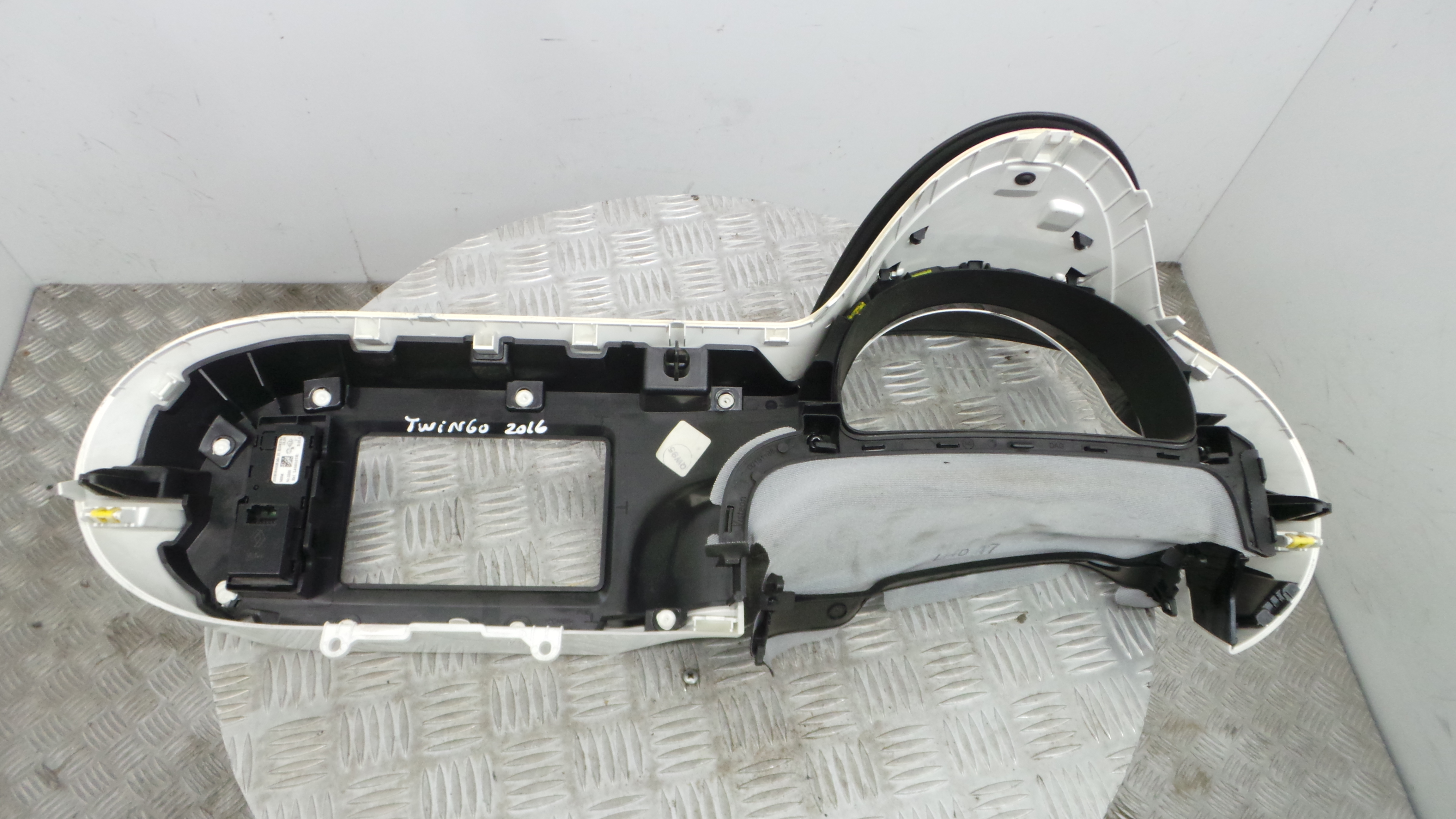 Tablier 682485011R - RENAULT TWINGO III (BCM_, BCA_)-36929453