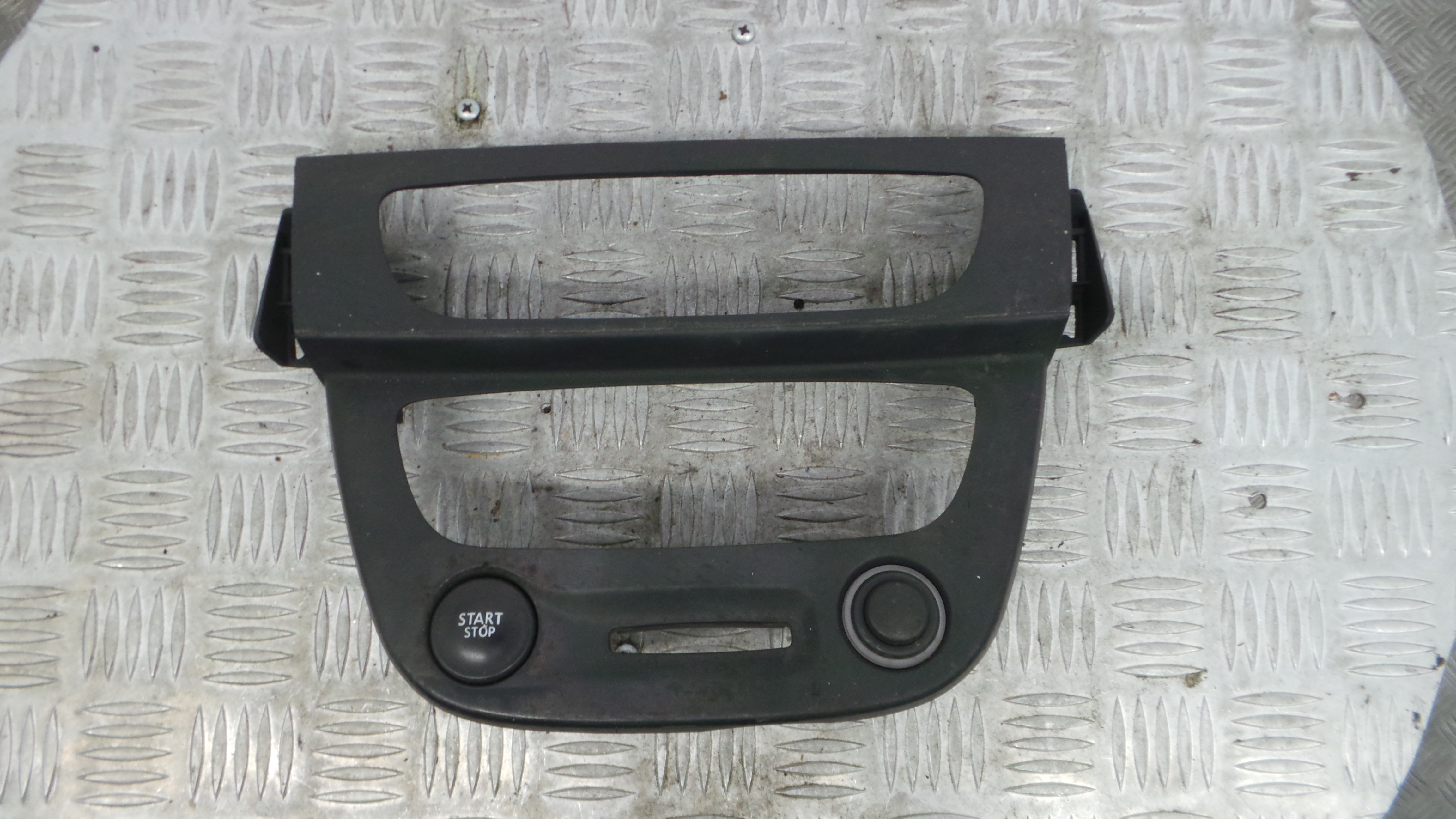 Aro Consola Central 682600003R - RENAULT MEGANE III Hatchback (BZ0/1_, B3_)-36929459
