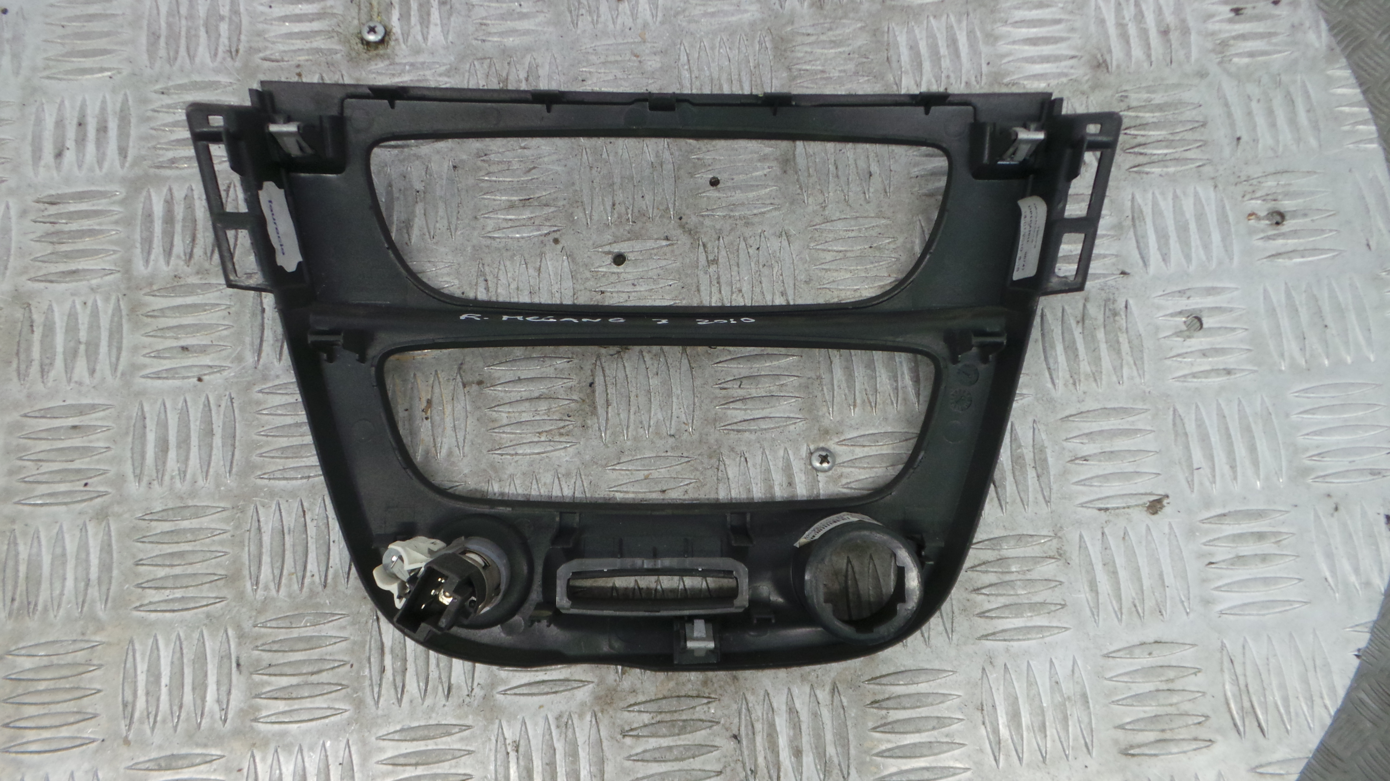 Aro Consola Central 682600003R - RENAULT MEGANE III Hatchback (BZ0/1_, B3_)-36929463