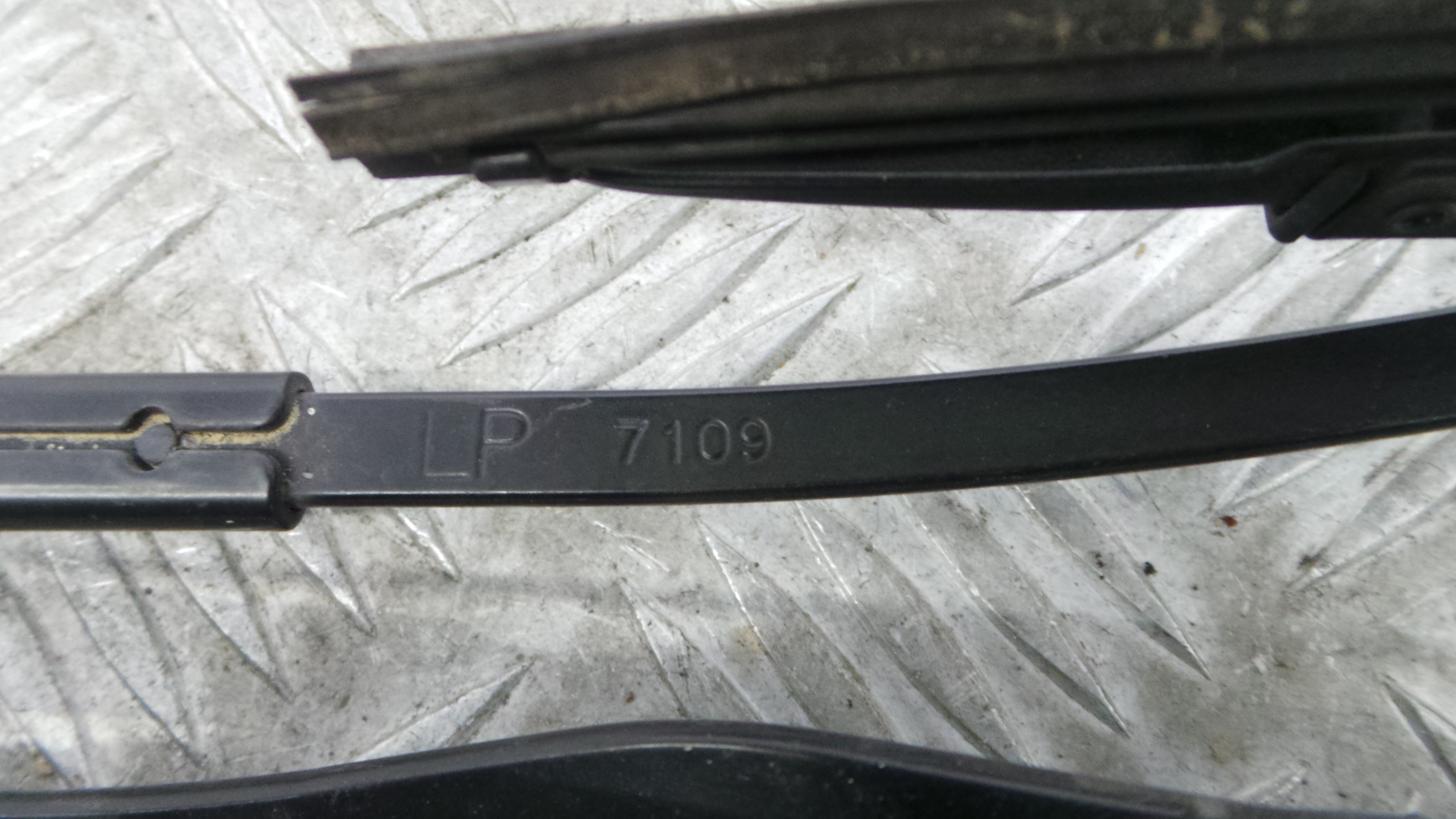 Braço Do Limpa-vidros LP7109 - TOYOTA YARIS (_P9_), YARIS/VITZ (_P9_)-37035668