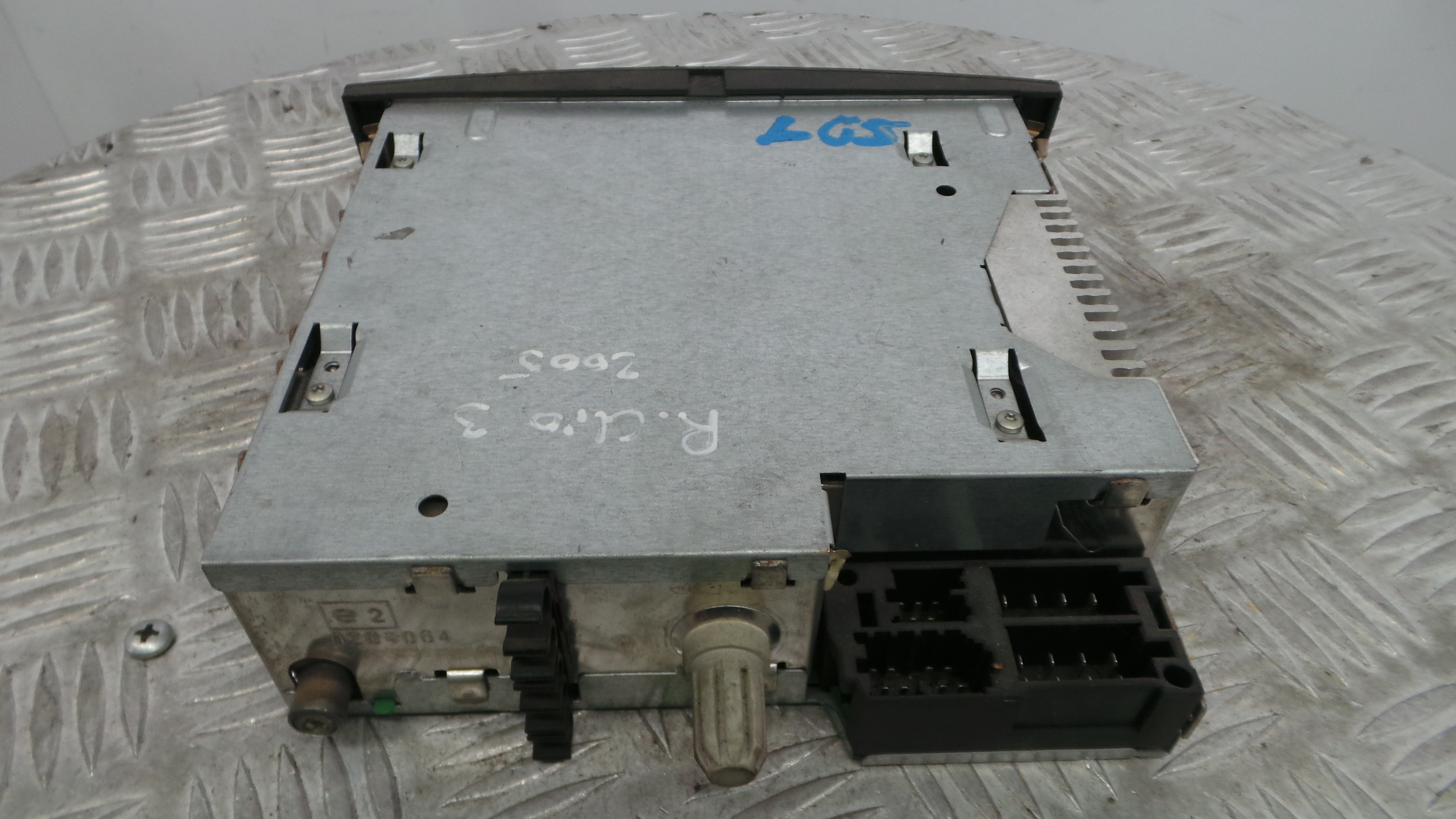 Auto-rádios 8200483757 - RENAULT CLIO III (BR0/1, CR0/1)-37037323