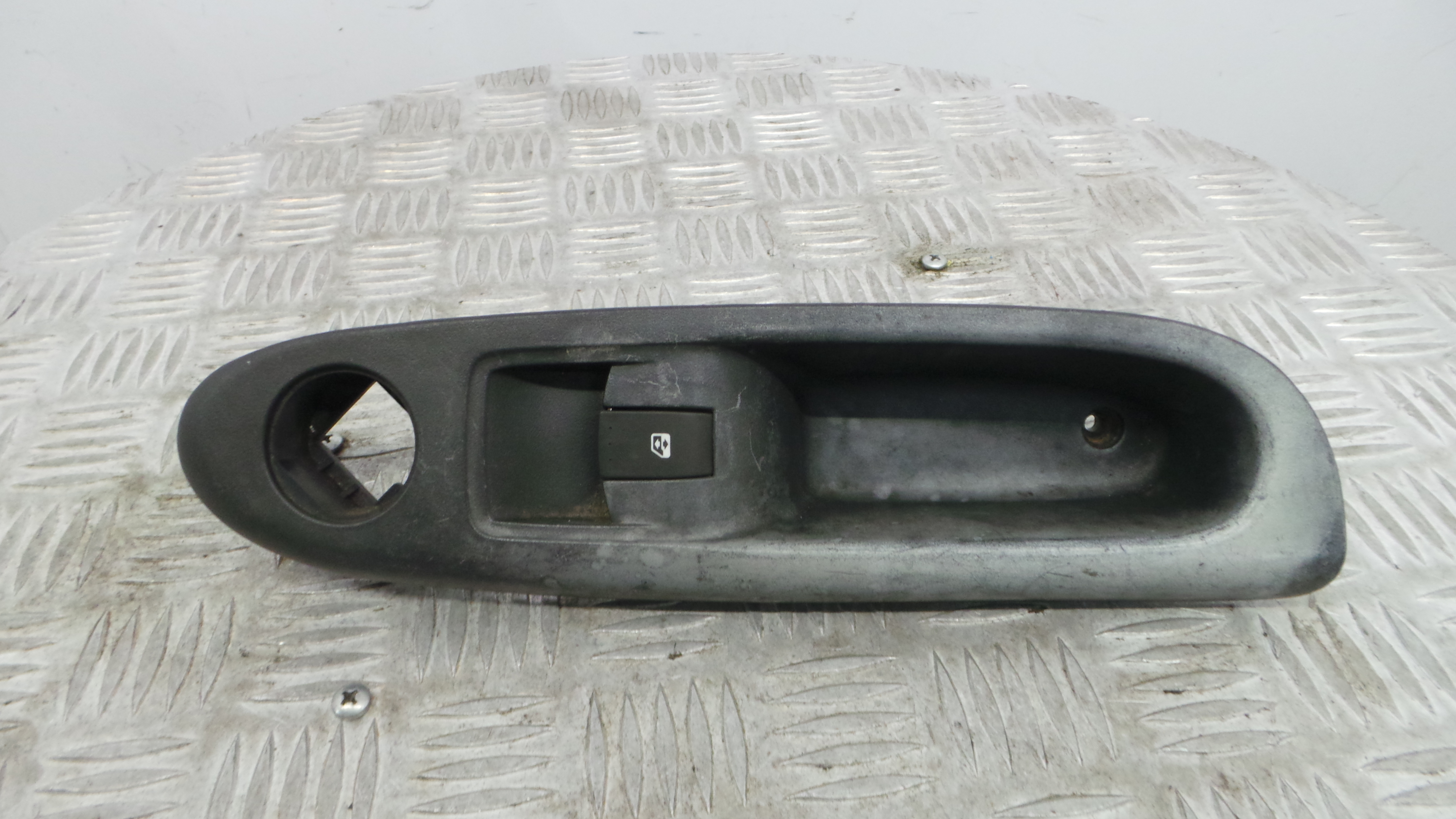 Interruptor / Comando Elevador Vidro Frente Dto  8200084005 - RENAULT CLIO II (BB_, CB_), CLIO Mk II-37039038 Interruptor / Comando Elevador Vidro Frente Dto  8200084005 - RENAULT CLIO II (BB_, CB_), CLIO Mk II-37039038