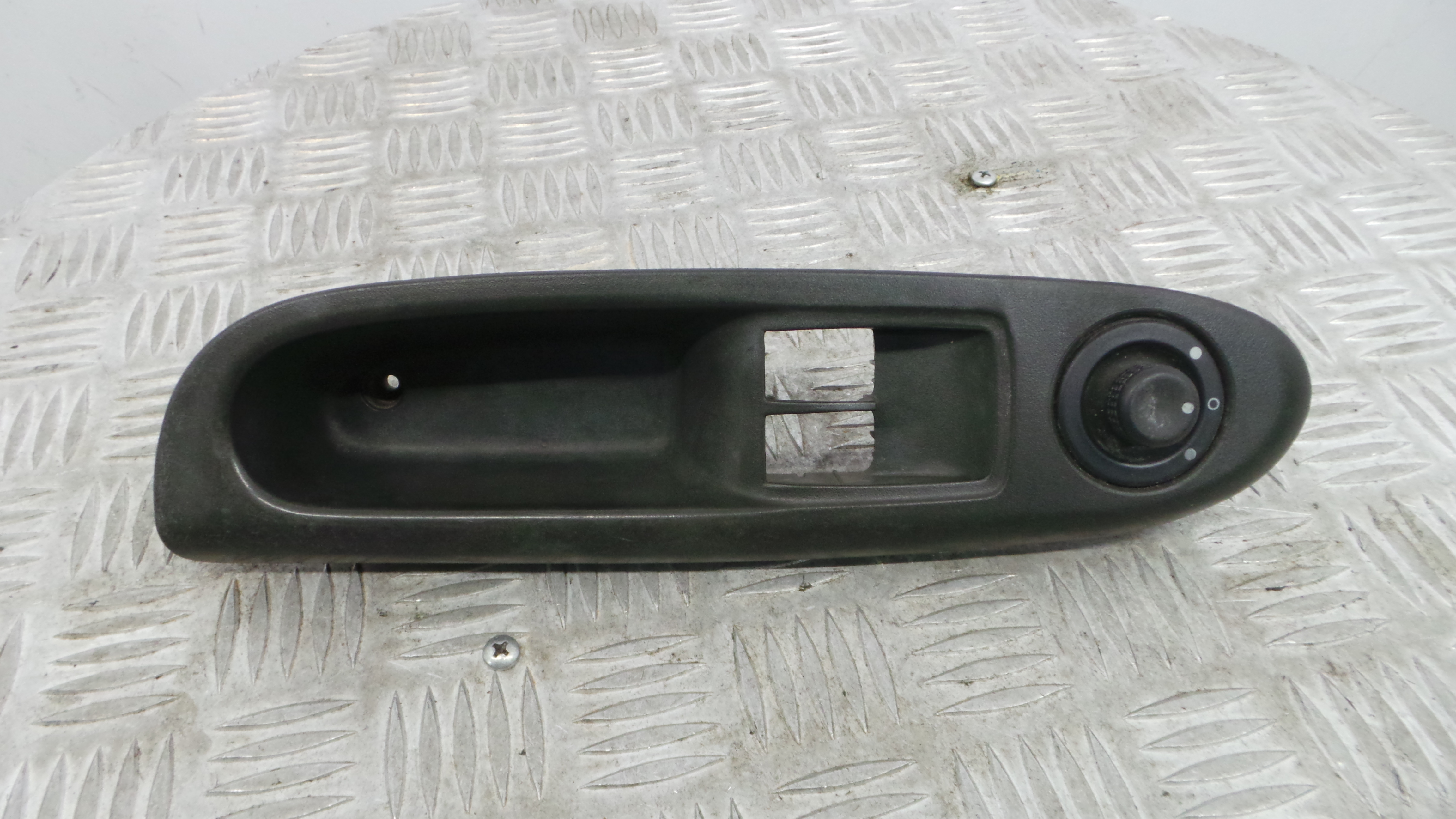 Interruptor / Comando Elevador Vidro Frente Esq  8200084008 - RENAULT CLIO II (BB_, CB_), CLIO Mk II-37039138