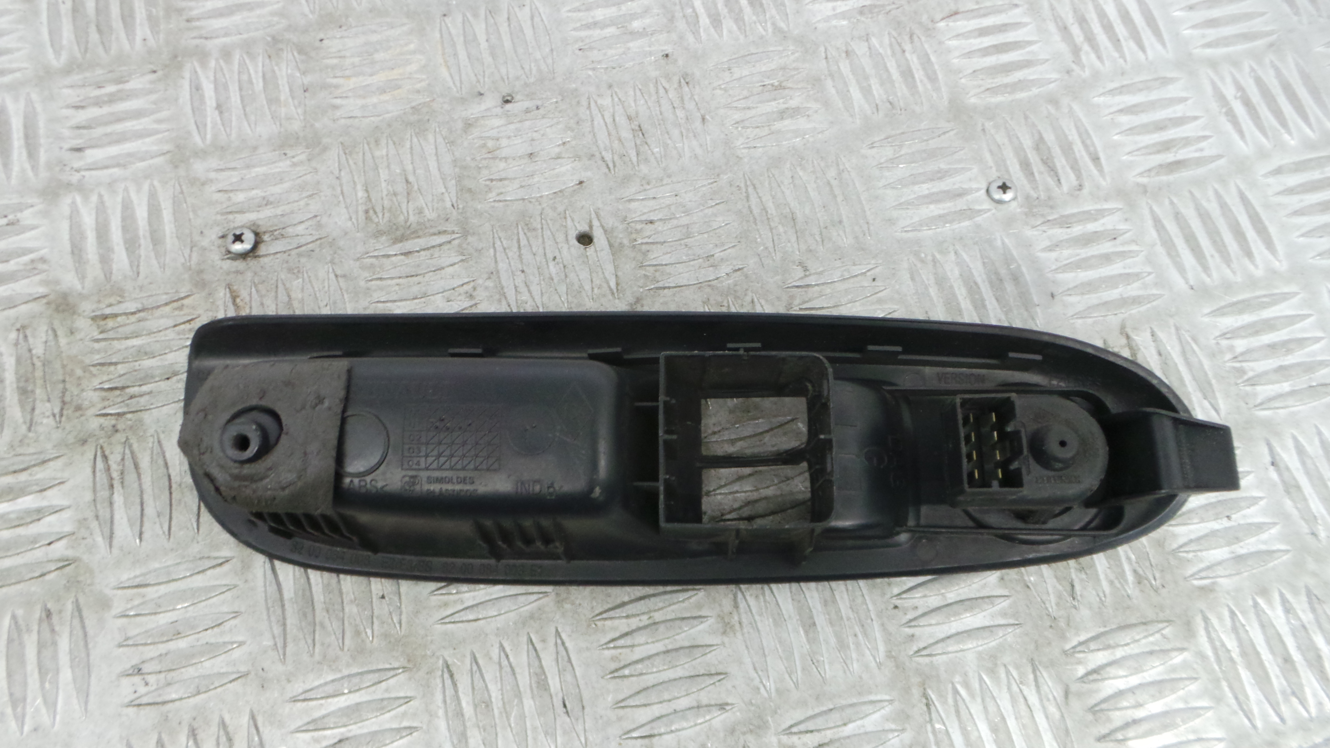 Interruptor / Comando Elevador Vidro Frente Esq  8200084008 - RENAULT CLIO II (BB_, CB_), CLIO Mk II-37039138