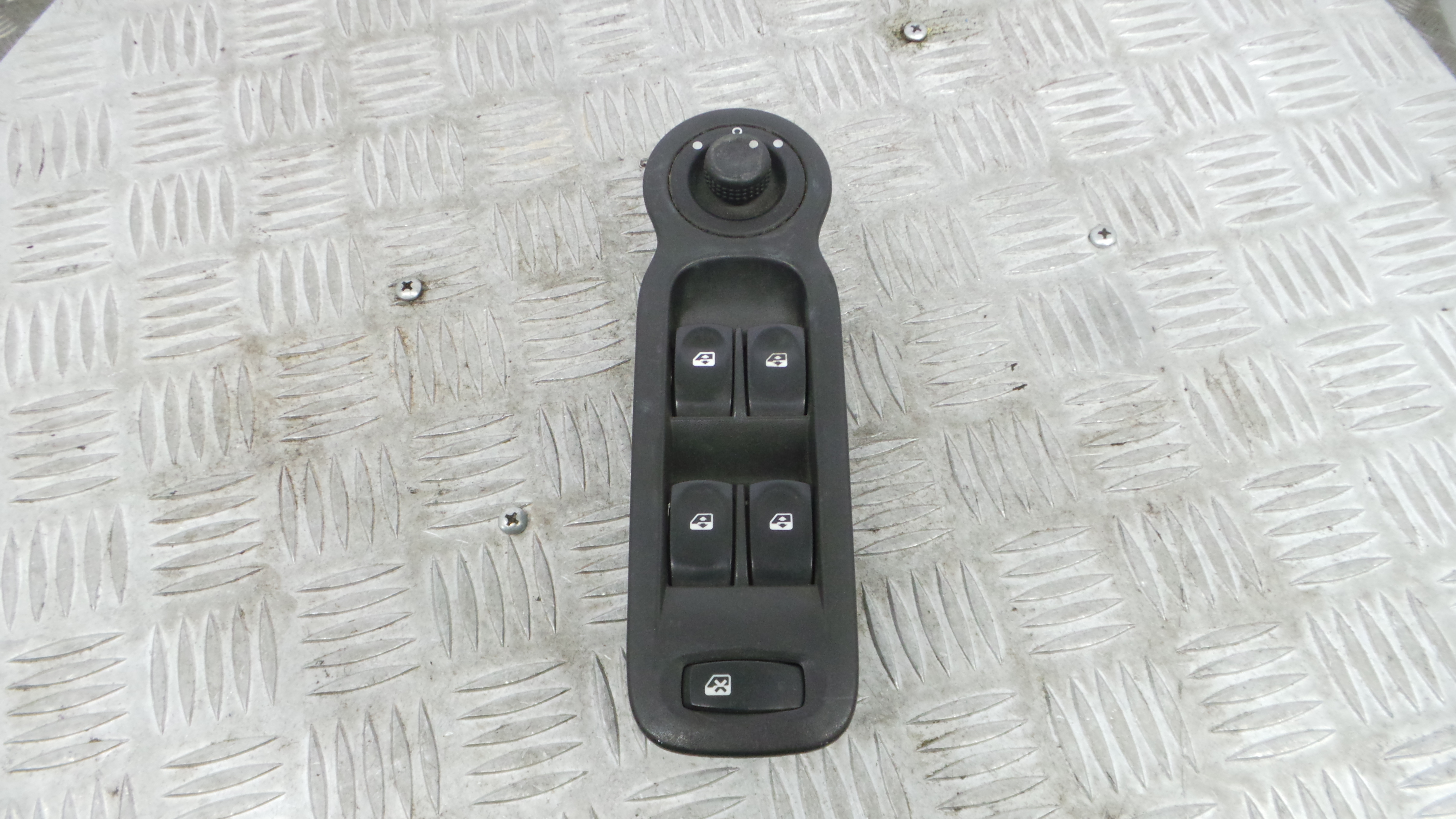 Interruptor / Comando Elevador Vidro Frente Esq  8200379694A - RENAULT MODUS / GRAND MODUS (F/JP0_)-37039196 Interruptor / Comando Elevador Vidro Frente Esq  8200379694A - RENAULT MODUS / GRAND MODUS (F/JP0_)-37039196