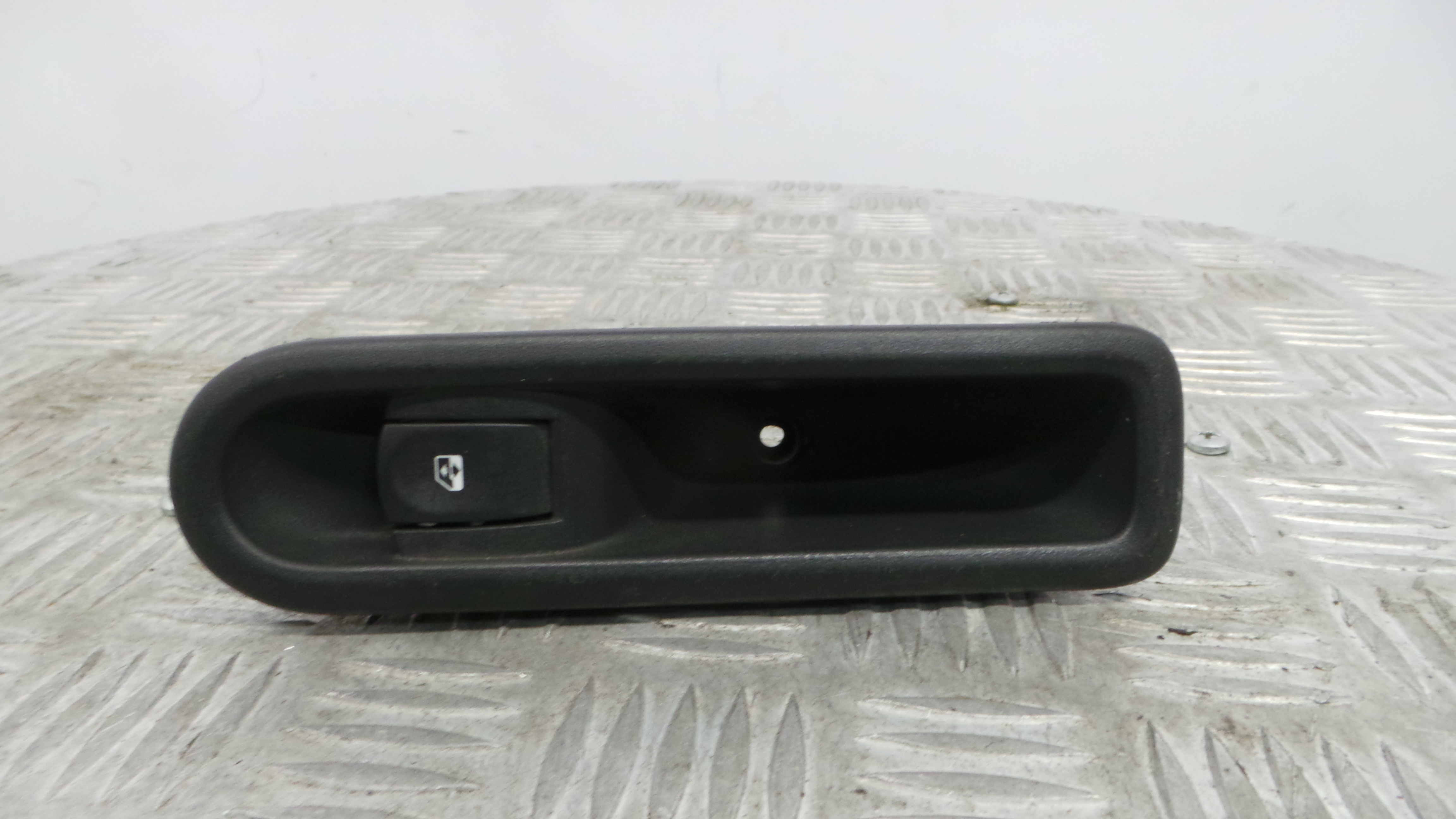 Interruptor / Comando Elevador Vidro Trás Esq 8200234357 - RENAULT CLIO III (BR0/1, CR0/1)-37039490