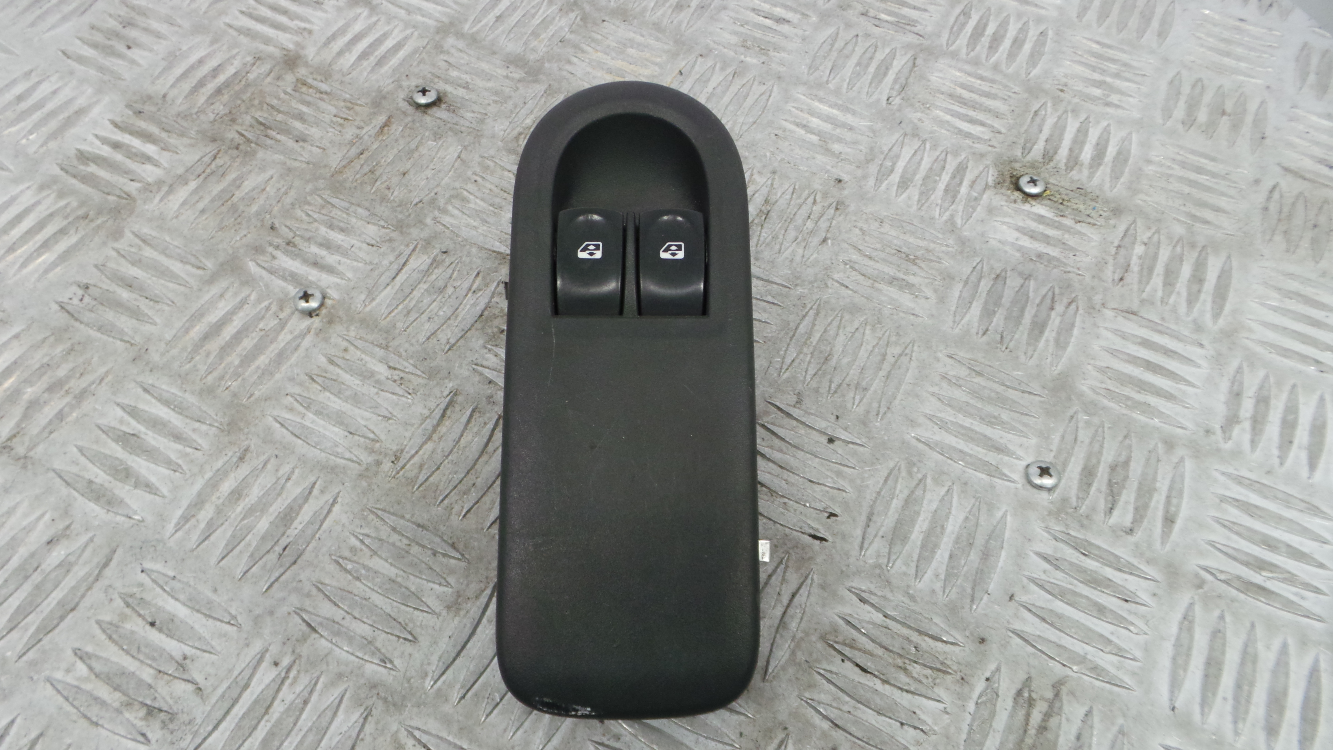 Interruptor / Comando Elevador Vidro Frente Esq  8200356520 - RENAULT CLIO III (BR0/1, CR0/1)-37039583