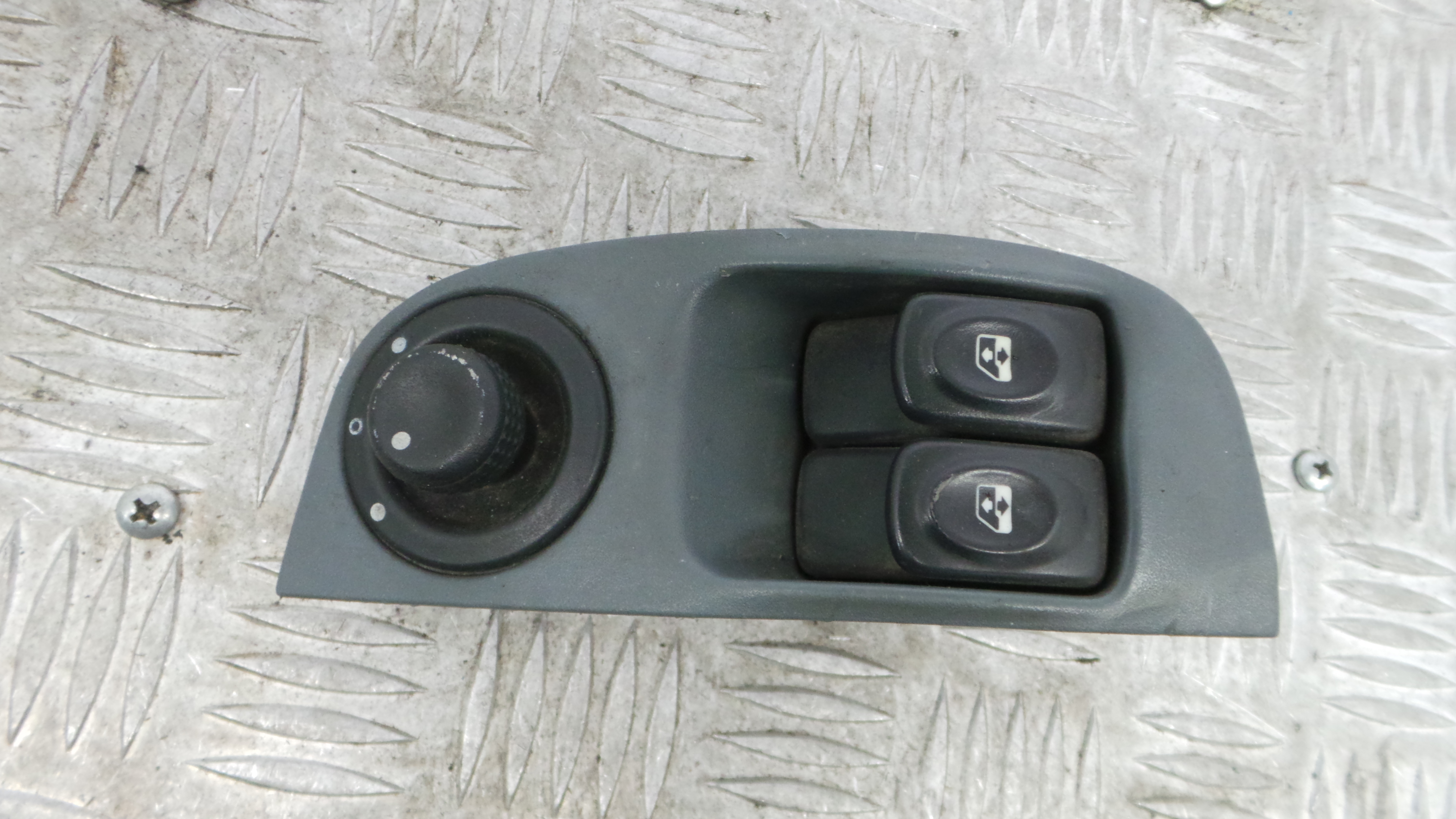 Interruptor / Comando Elevador Vidro Frente Esq  7700847433F - RENAULT MEGANE I (BA0/1_)-37039941