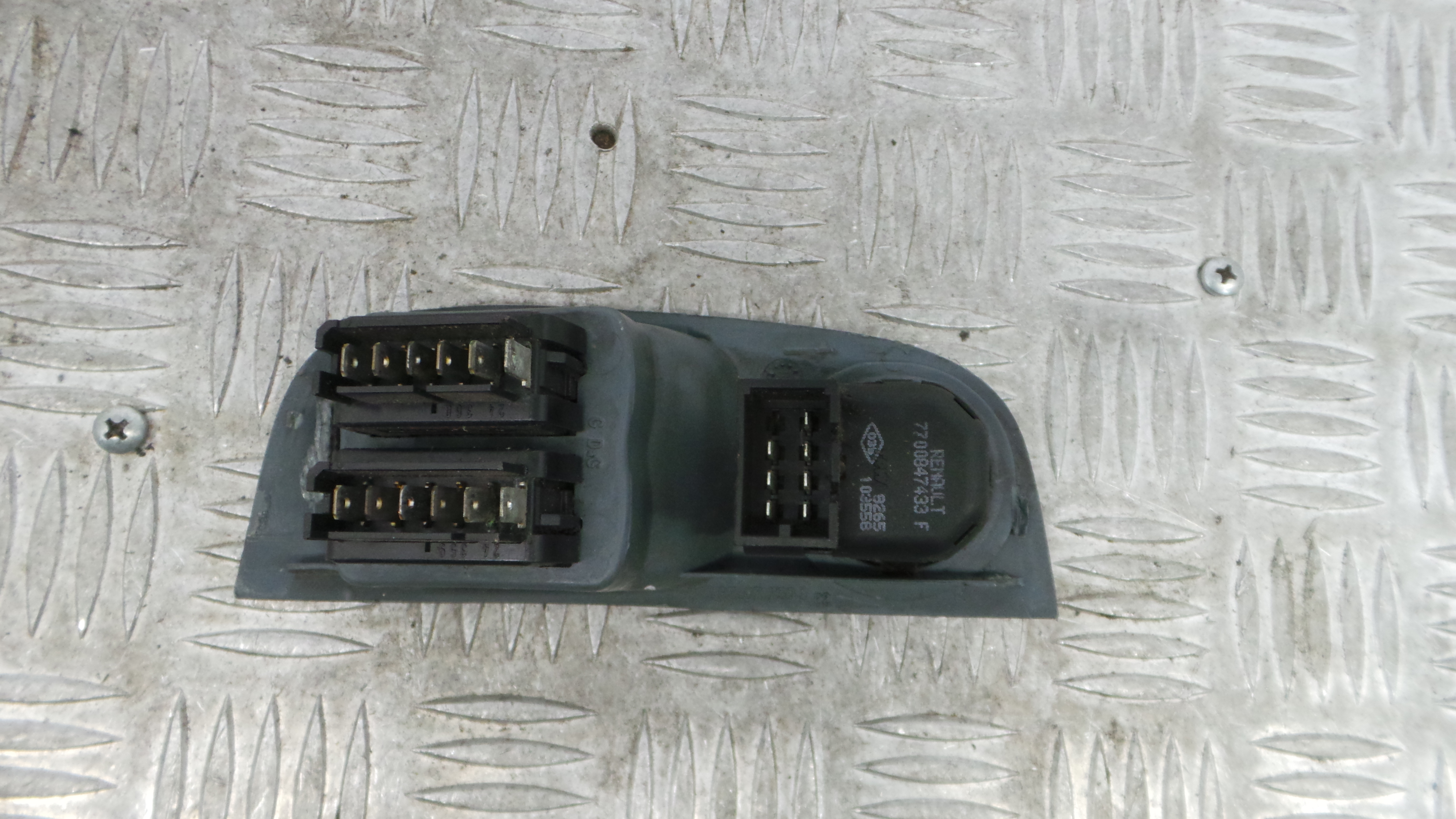 Interruptor / Comando Elevador Vidro Frente Esq  7700847433F - RENAULT MEGANE I (BA0/1_)-37039941