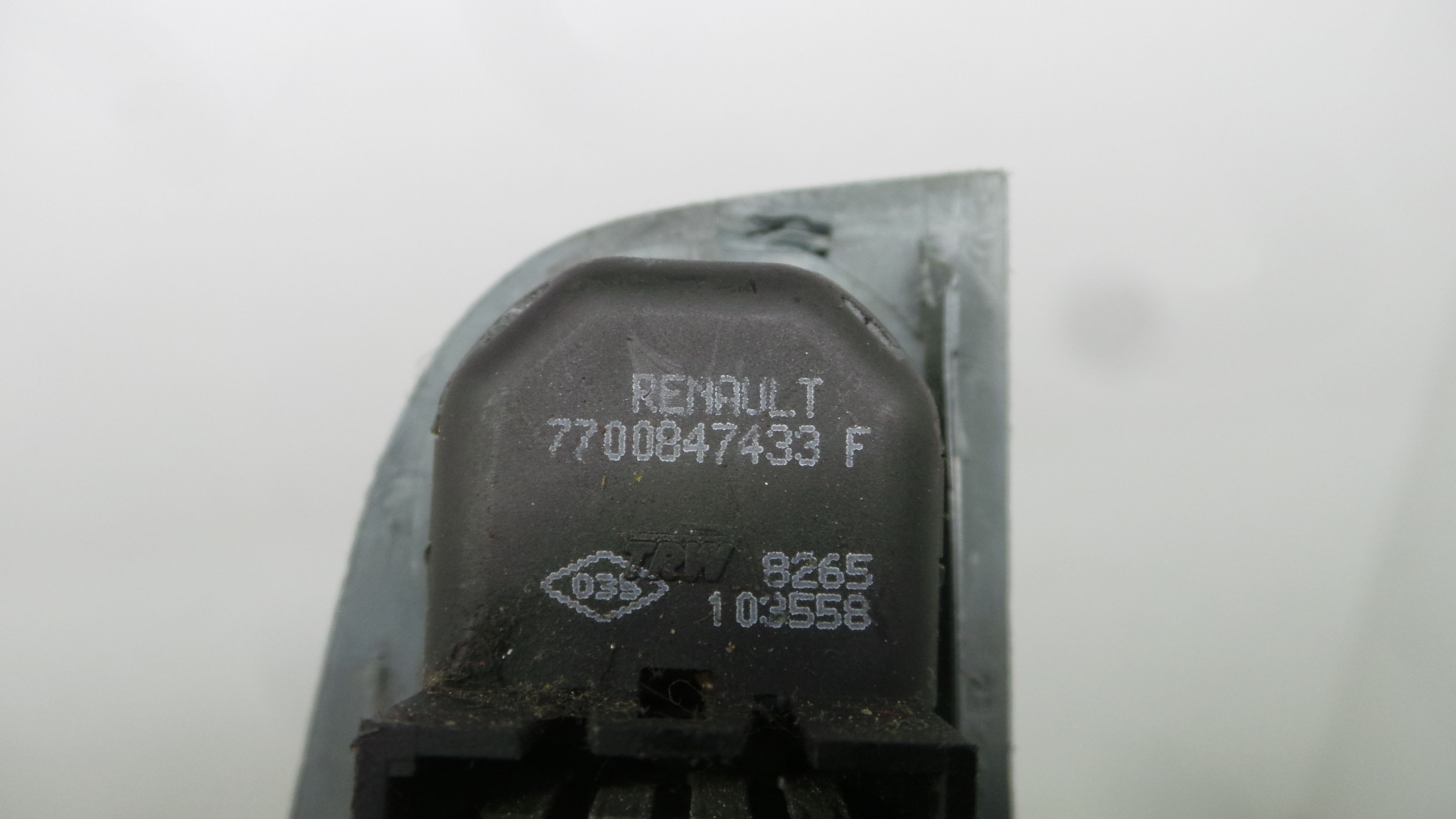 Interruptor / Comando Elevador Vidro Frente Esq  7700847433F - RENAULT MEGANE I (BA0/1_)-37039941