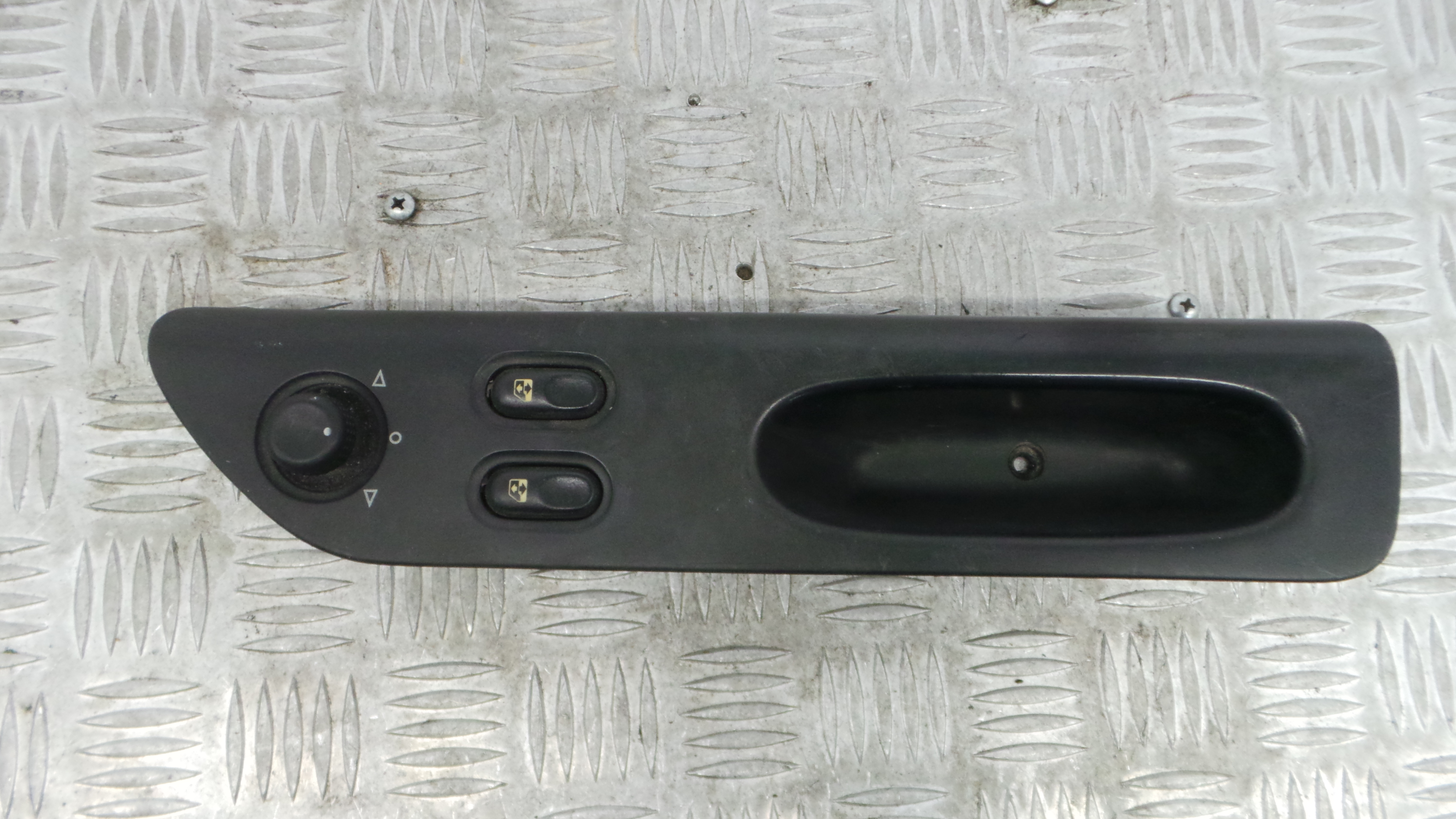 Interruptor / Comando Elevador Vidro Frente Esq  7701672454E - RENAULT LAGUNA I (B56_, 556_)-37040030