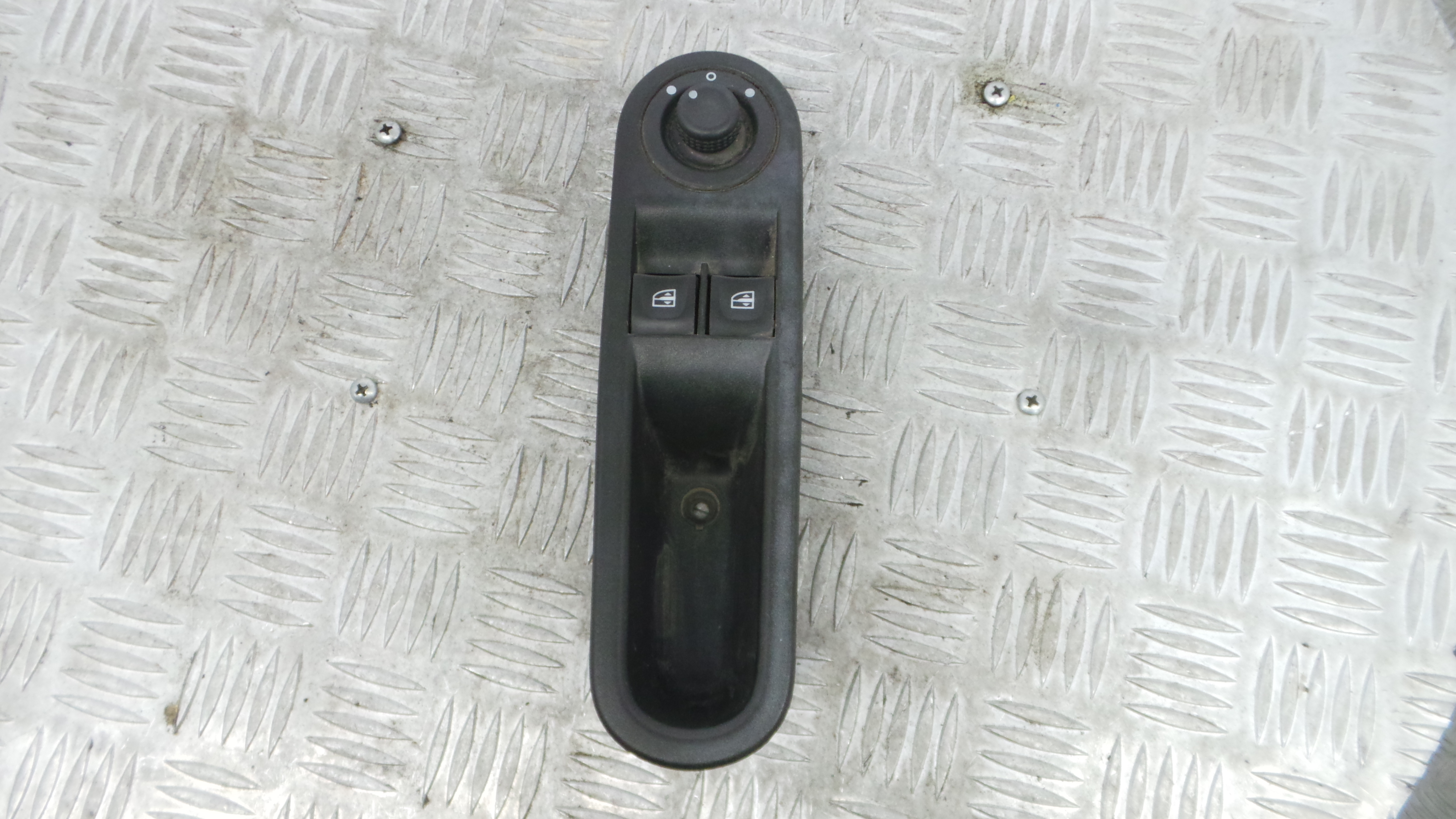 Interruptor / Comando Elevador Vidro Frente Esq  809612578R - RENAULT TWINGO III (BCM_, BCA_)-37040091