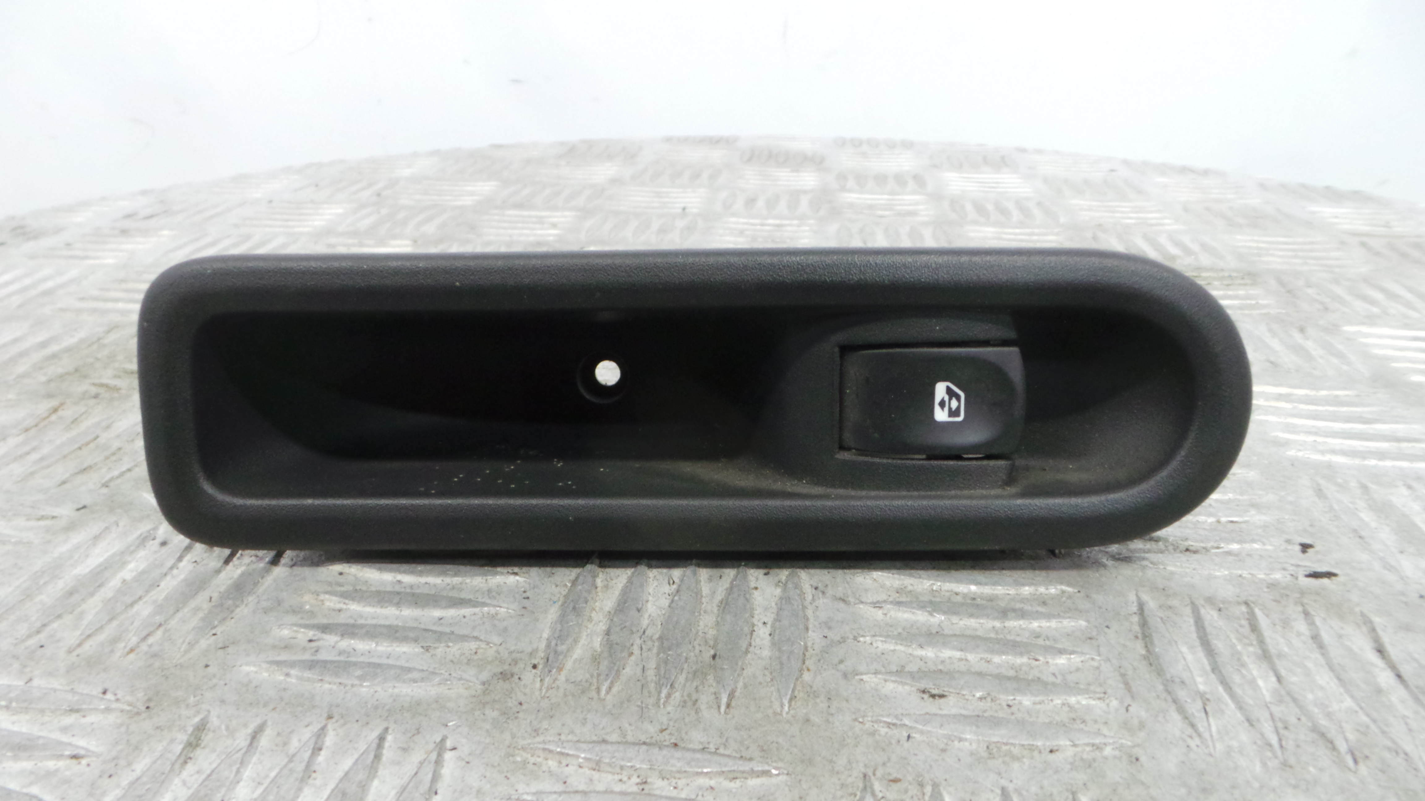 Interruptor / Comando Elevador Vidro Trás Esq 8200234357 - RENAULT CLIO III (BR0/1, CR0/1)-37040705