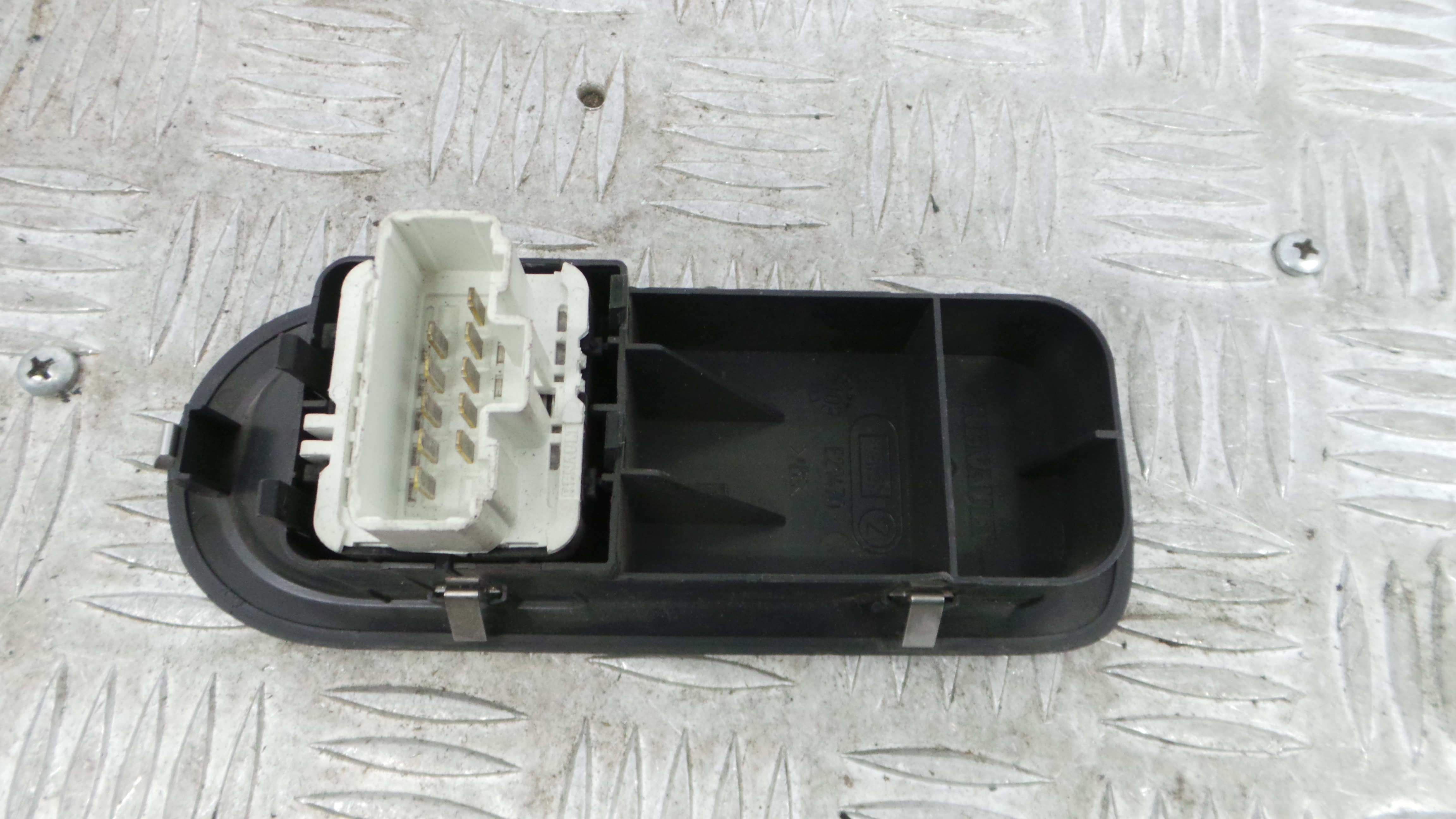 Interruptor / Comando Elevador Vidro Frente Esq 8200356519 - RENAULT CLIO III (BR0/1, CR0/1)-37040708