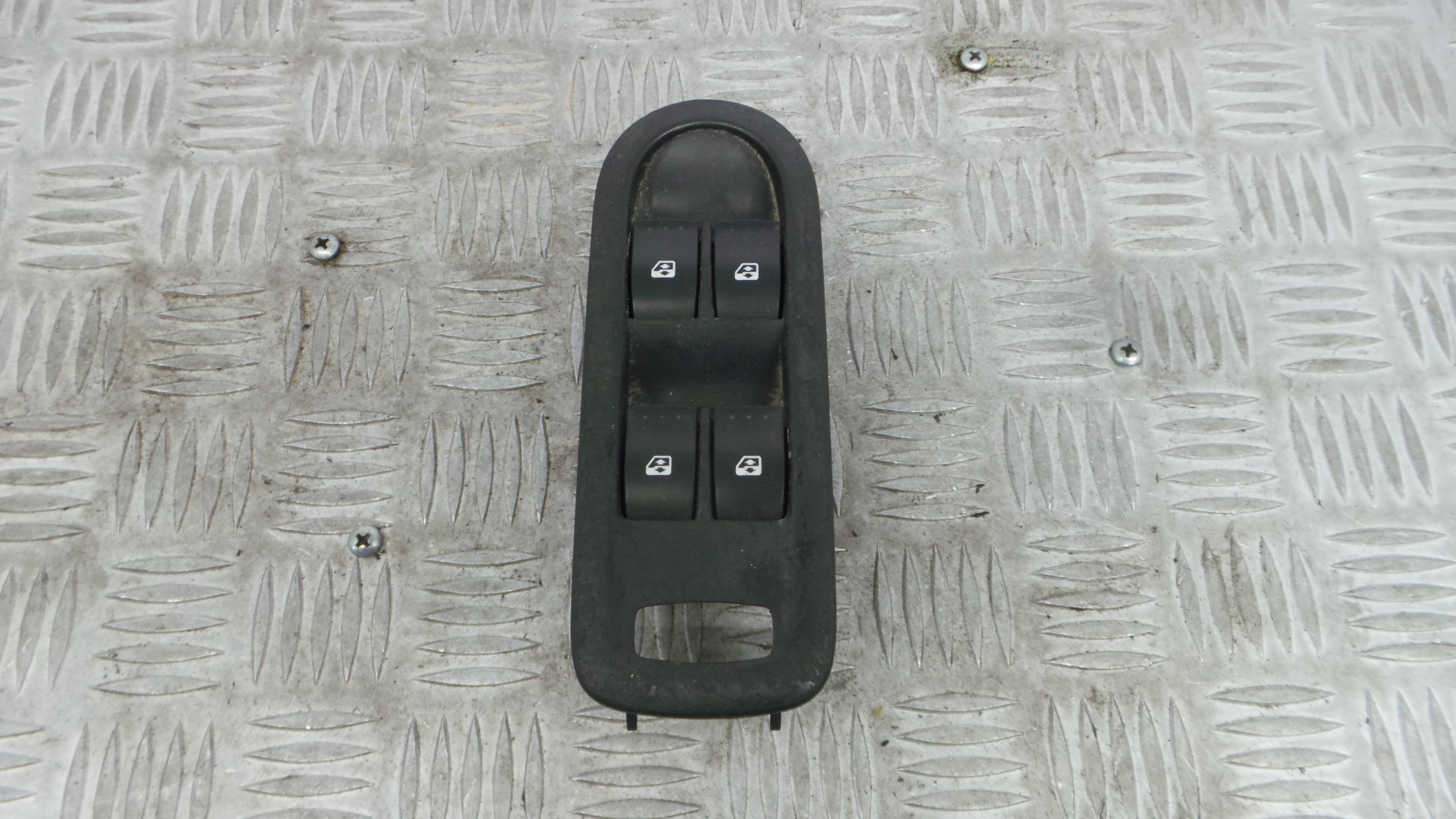 Interruptor / Comando Elevador Vidro Frente Esq  156018070D - RENAULT MEGANE II (BM0/1_, CM0/1_)-37040723