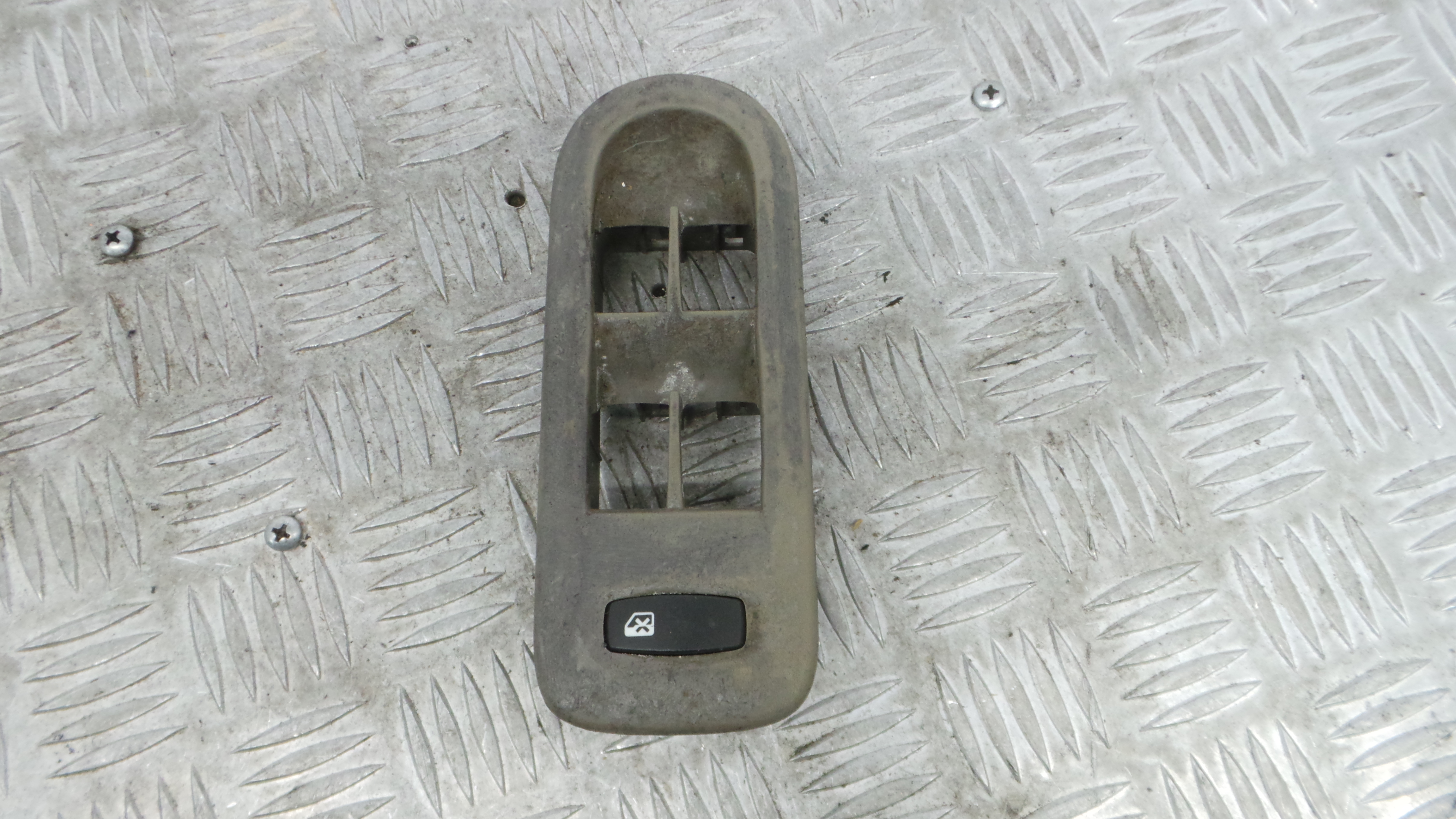 Interruptor / Comando Elevador Vidro Frente Esq  8200356758 - RENAULT CLIO III (BR0/1, CR0/1)-37040729