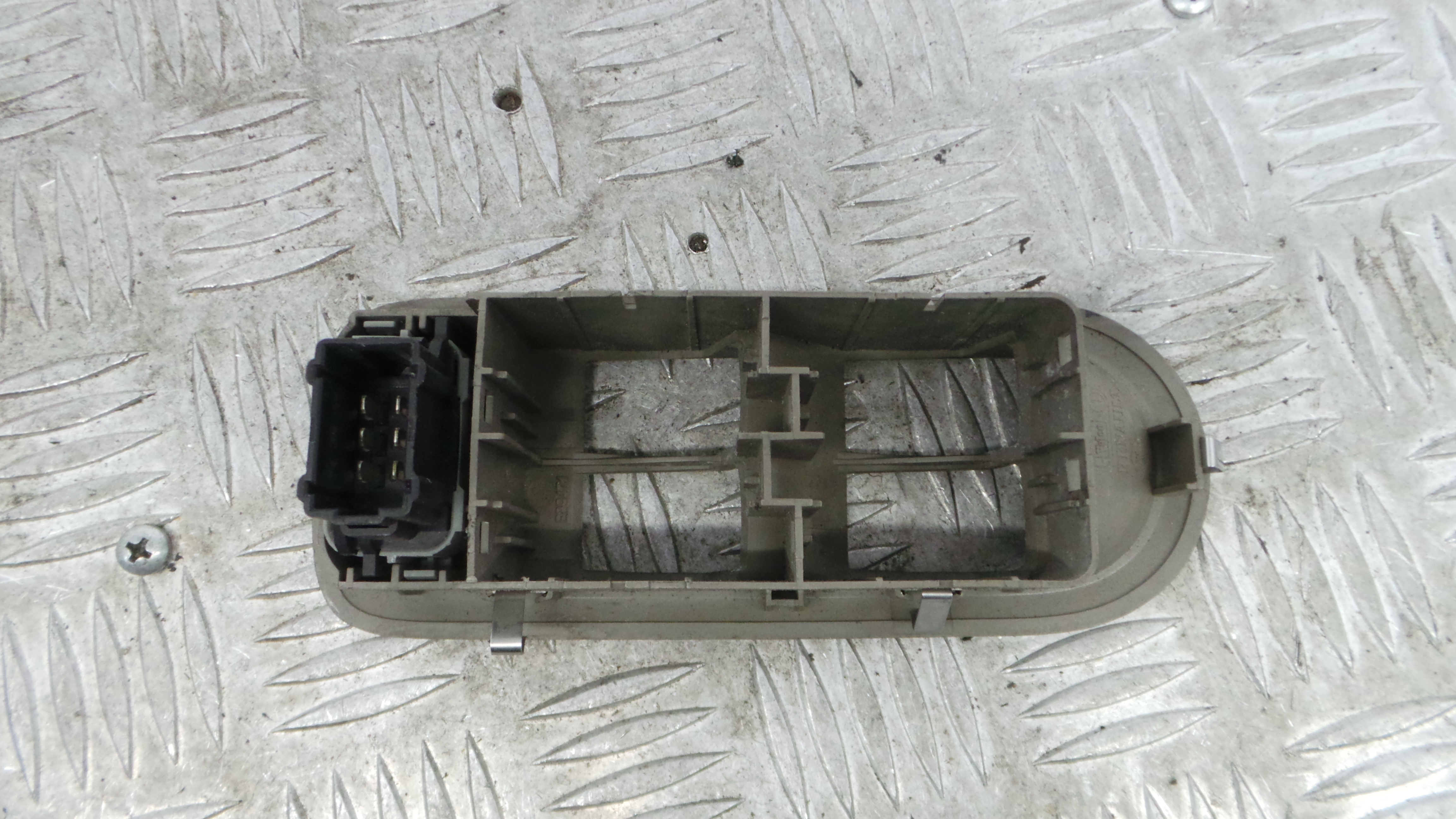 Interruptor / Comando Elevador Vidro Frente Esq  8200356758 - RENAULT CLIO III (BR0/1, CR0/1)-37040729