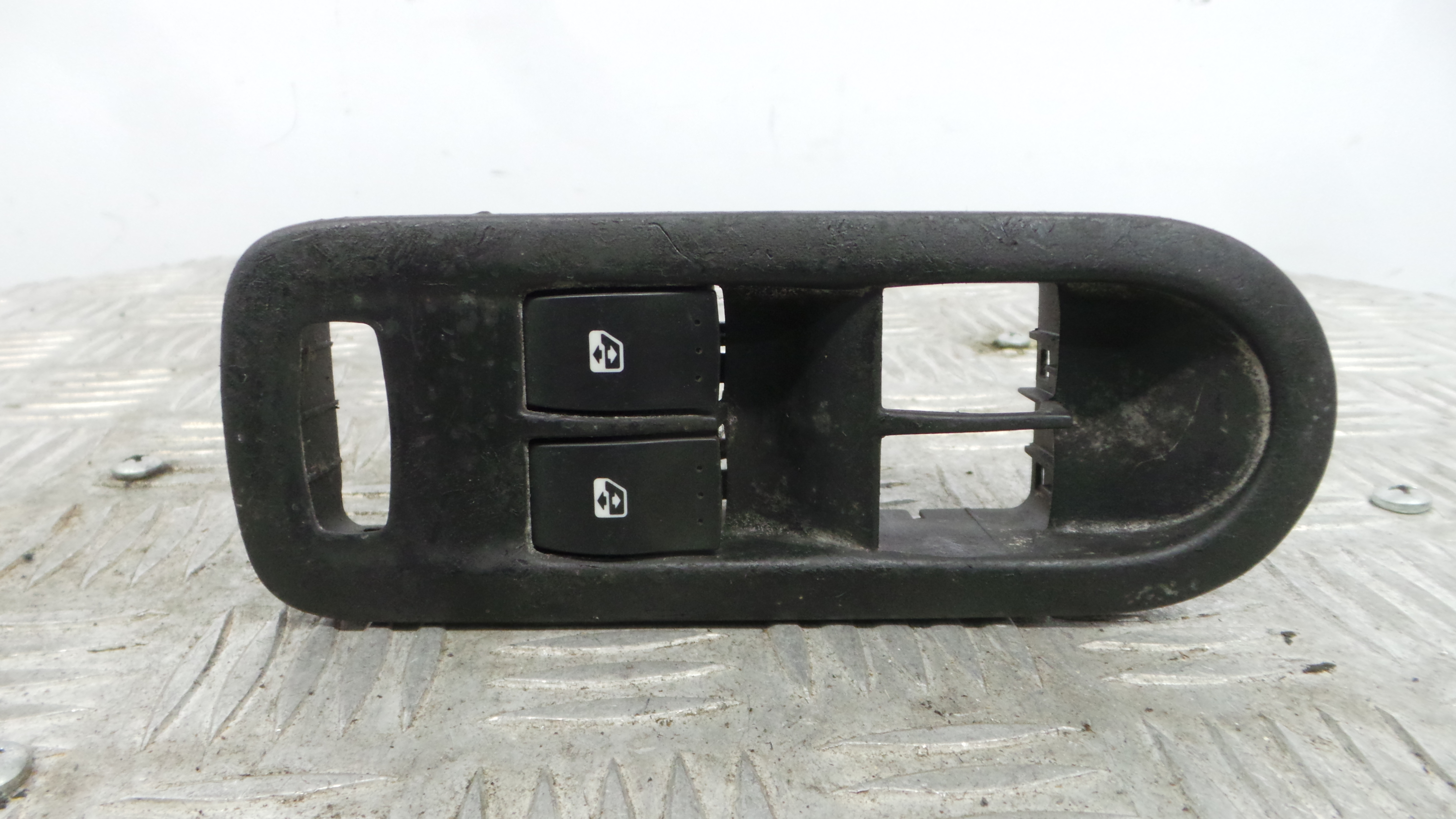Interruptor / Comando Elevador Vidro Frente Esq  156018070C - RENAULT MEGANE II (BM0/1_, CM0/1_)-37040911