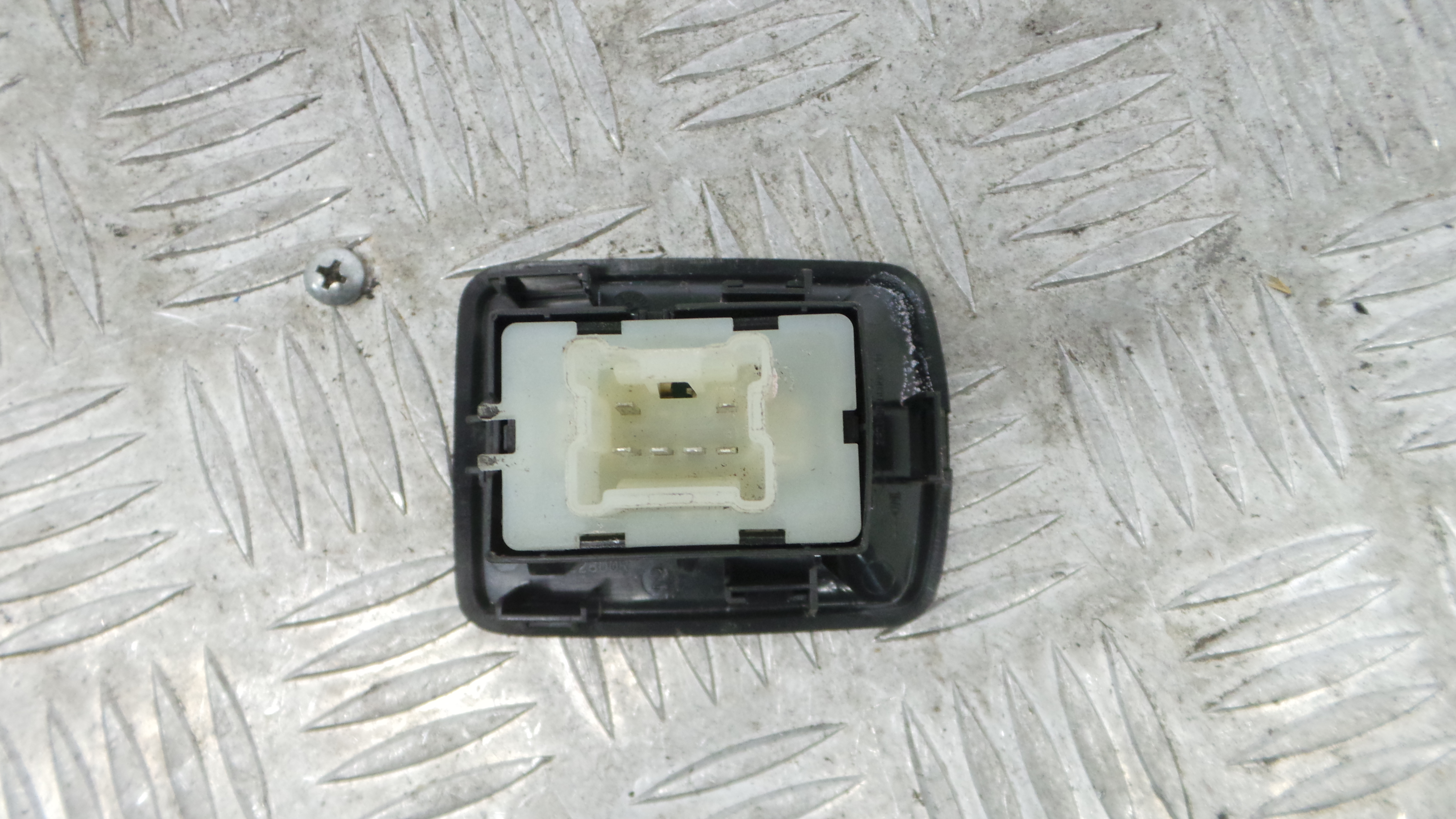 Interruptor / Comando Elevador Vidro Trás Esq 0024008901T056 - DACIA SANDERO II-37040921