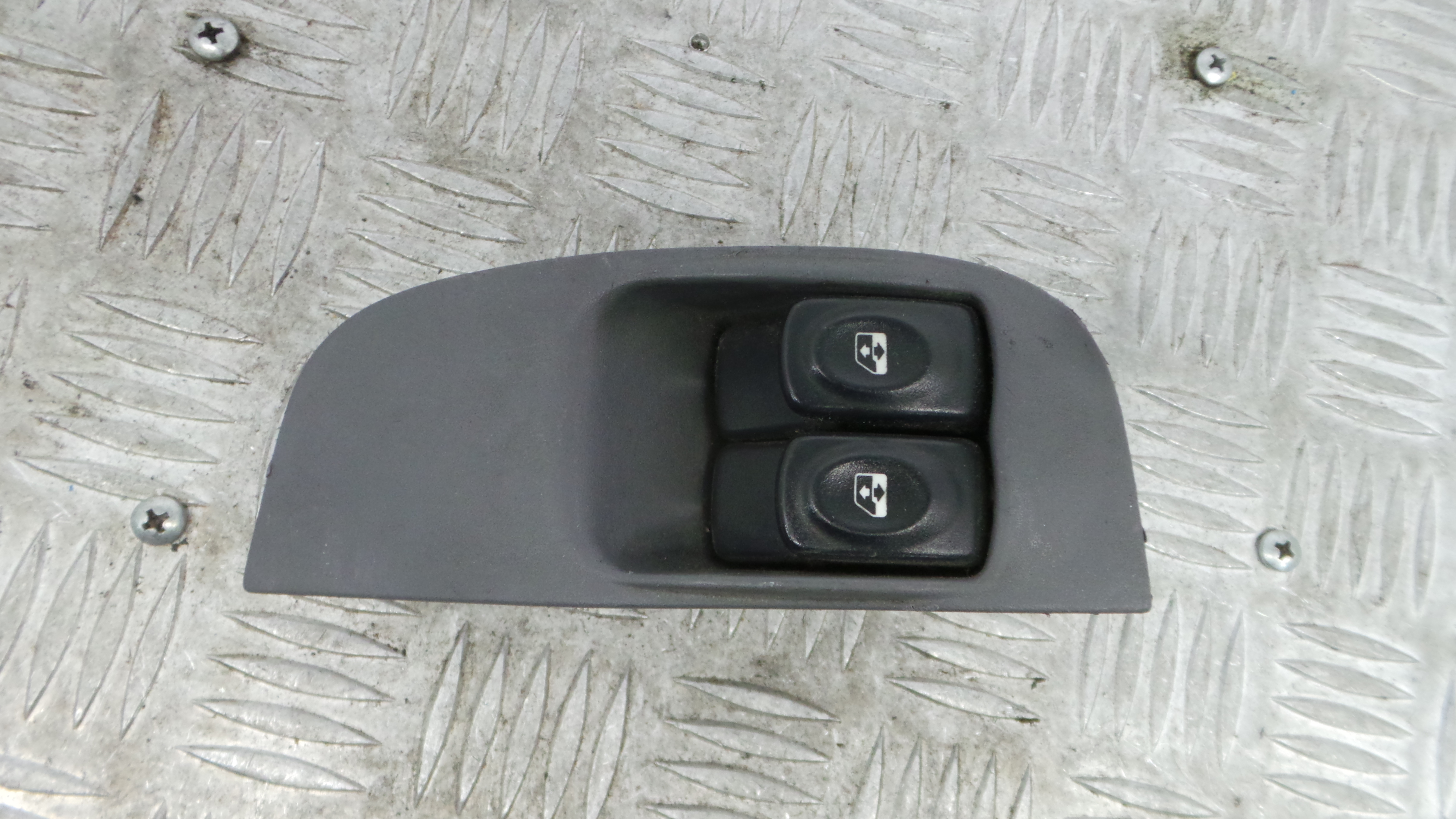 Interruptor / Comando Elevador Vidro Frente Esq  7700429069 - RENAULT MEGANE I (BA0/1_)-37040957