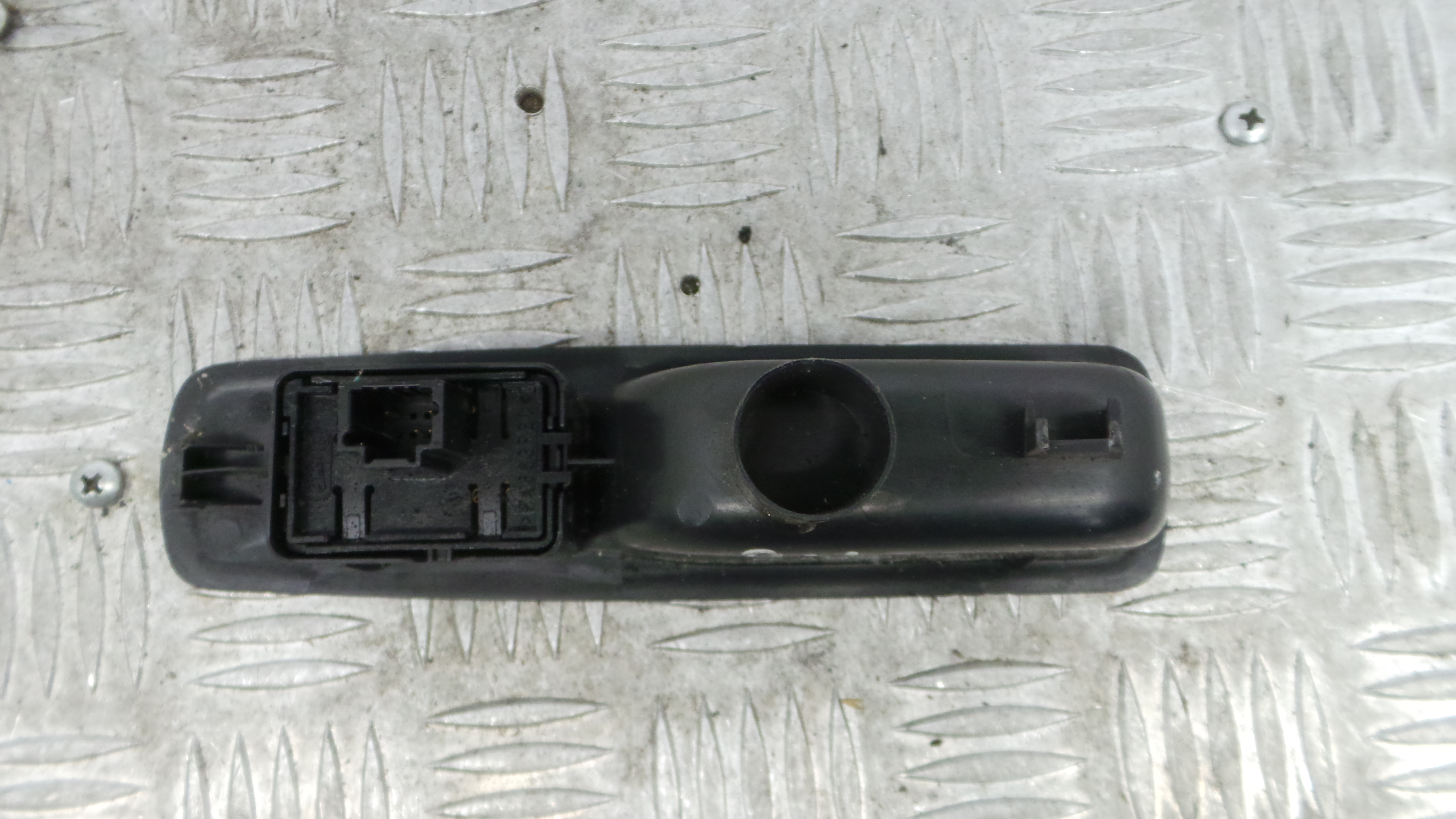Interruptor / Comando Elevador Vidro Trás Dto 829500004R - RENAULT MEGANE III Hatchback (BZ0/1_, B3-37041005