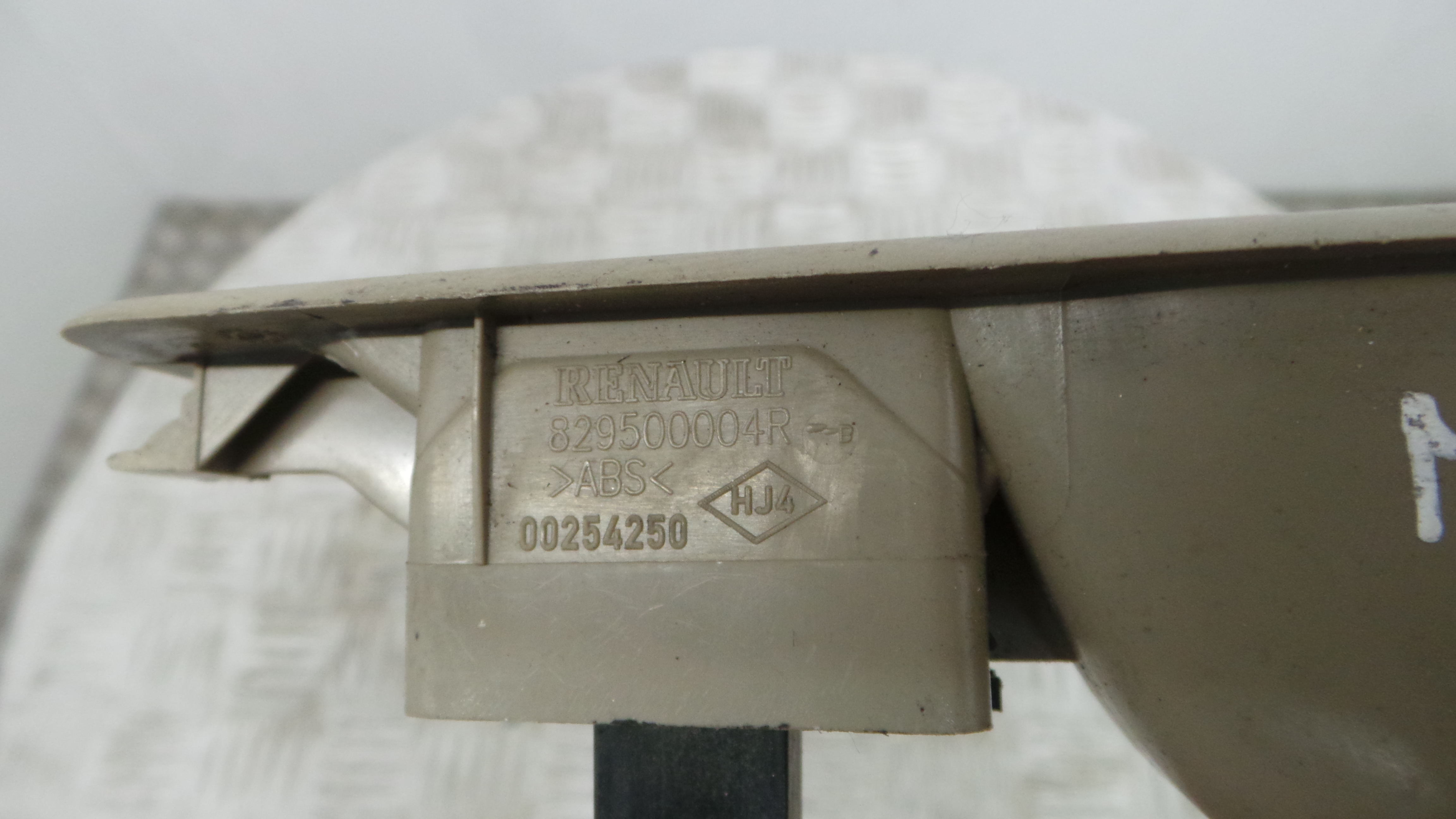 Interruptor / Comando Elevador Vidro Trás Esq 829500004R - RENAULT MEGANE III Hatchback (BZ0/1_, B3-37041008