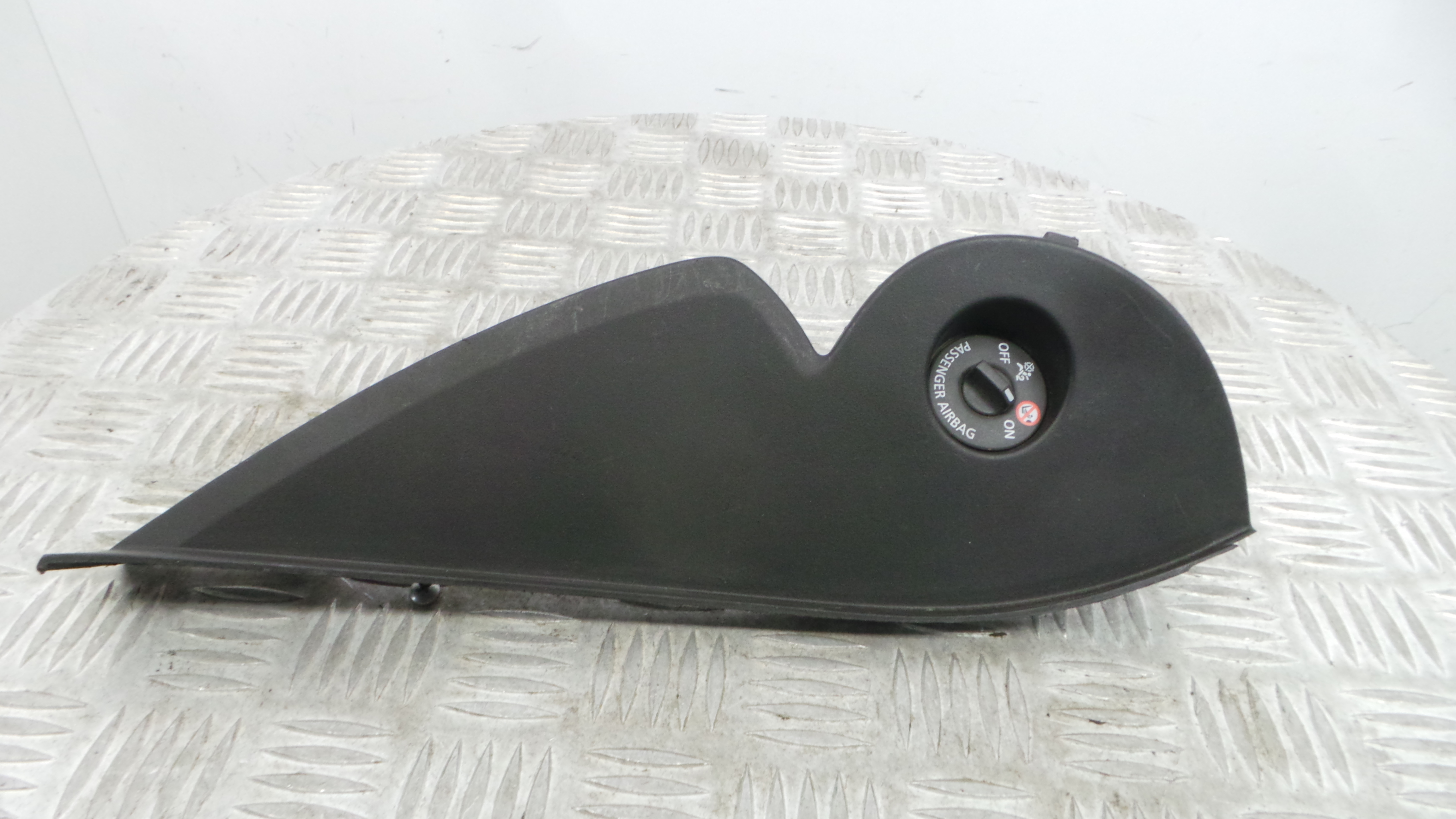 Botão Airbag Passageiro 689209354R - RENAULT TWINGO III (BCM_, BCA_)-37042133 Botão Airbag Passageiro 689209354R - RENAULT TWINGO III (BCM_, BCA_)-37042133