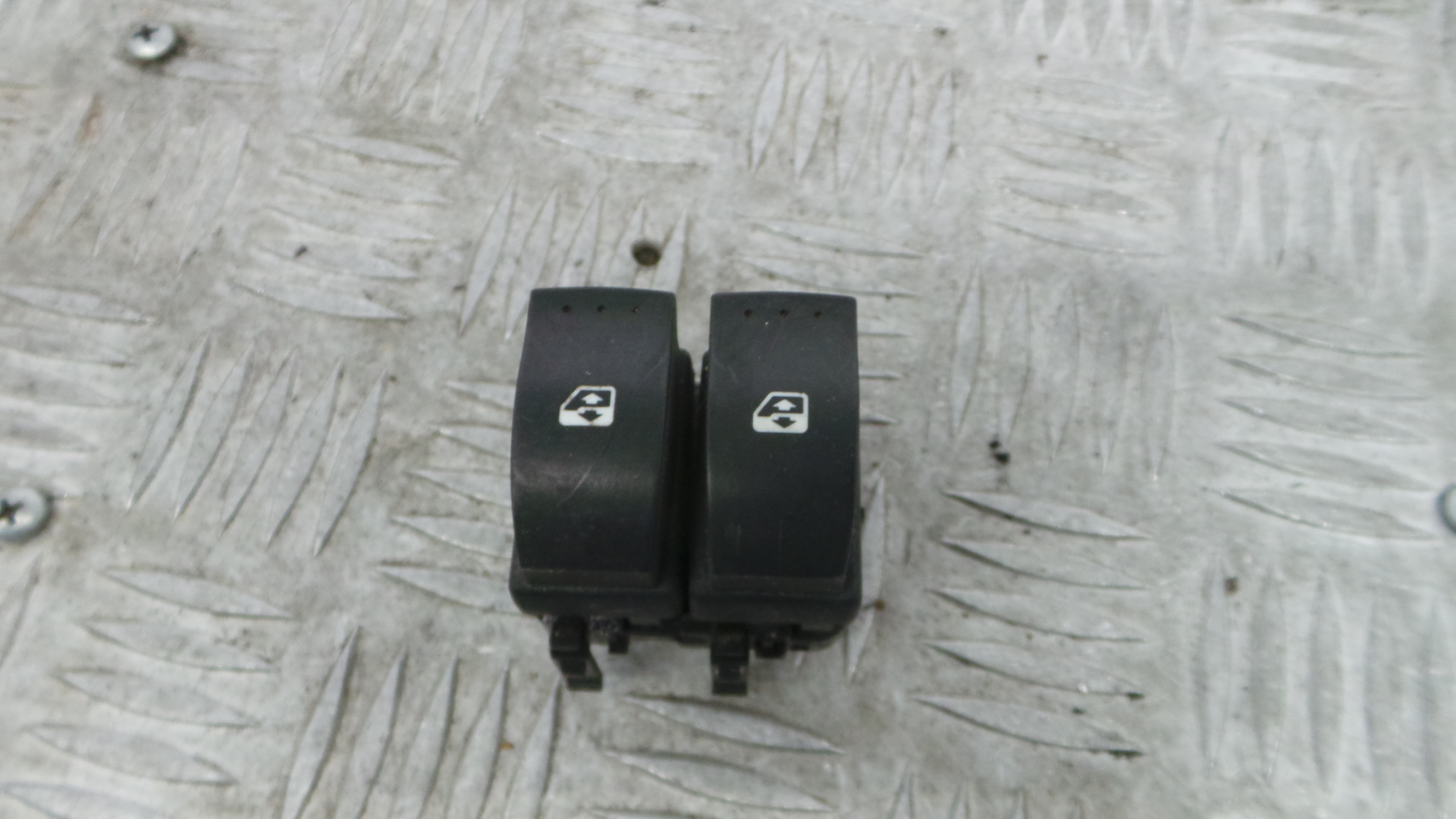 Interruptor / Comando Elevador Vidro Frente Esq   - RENAULT MEGANE II (BM0/1_, CM0/1_)-37042675