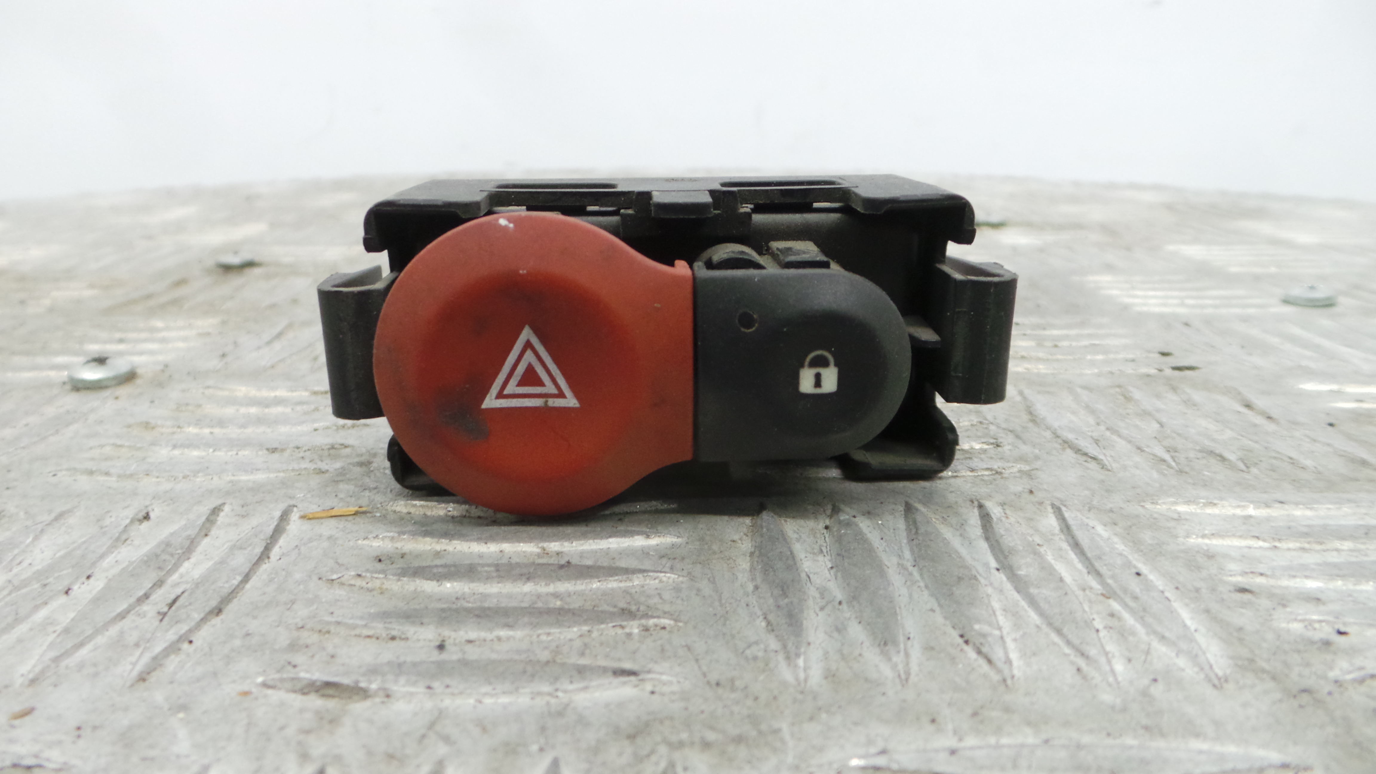 warning 4 piscas 8200214896A - RENAULT CLIO III (BR0/1, CR0/1)-37042690