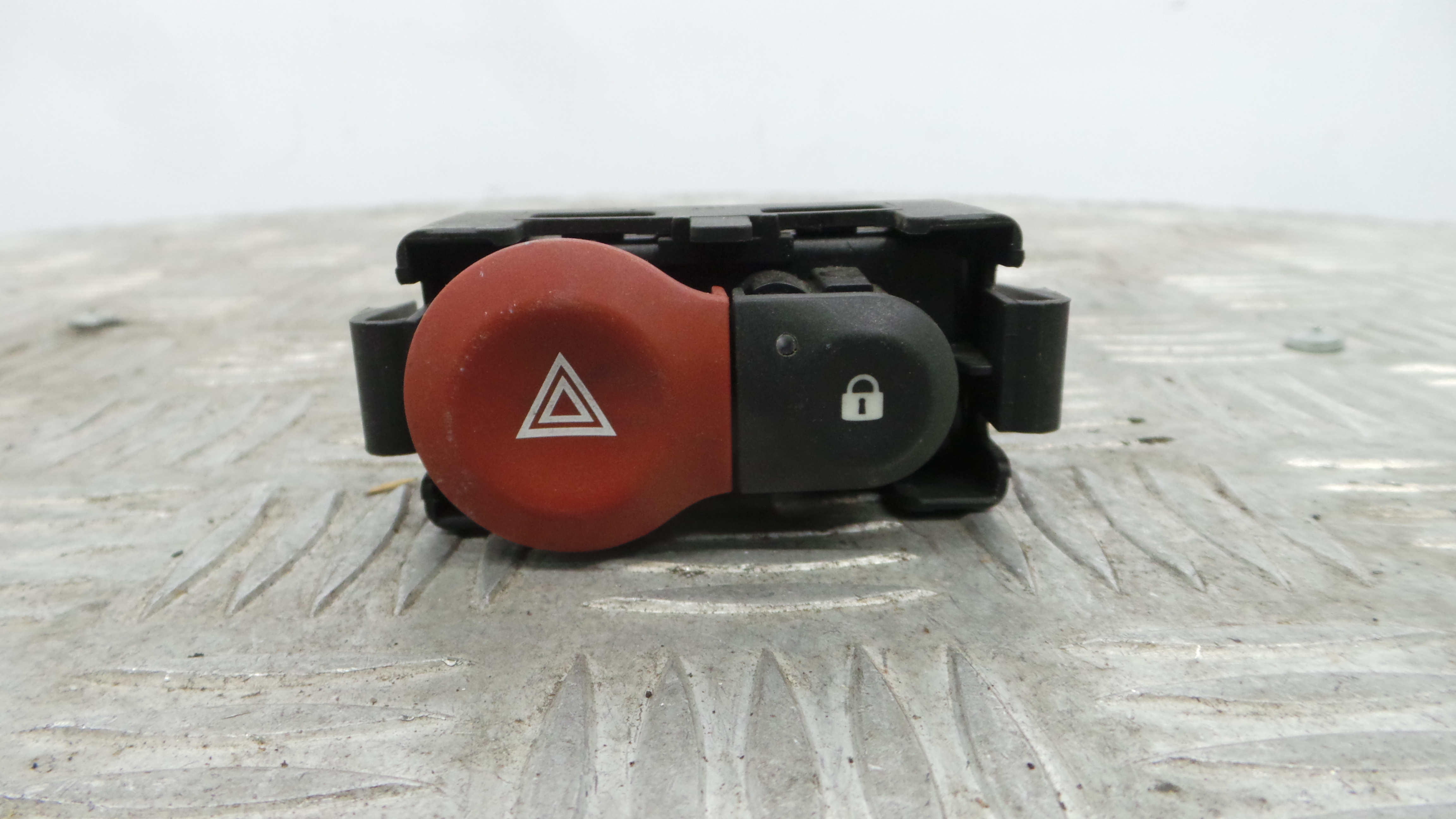warning 4 piscas 8200214896A - RENAULT CLIO III (BR0/1, CR0/1)-37042693