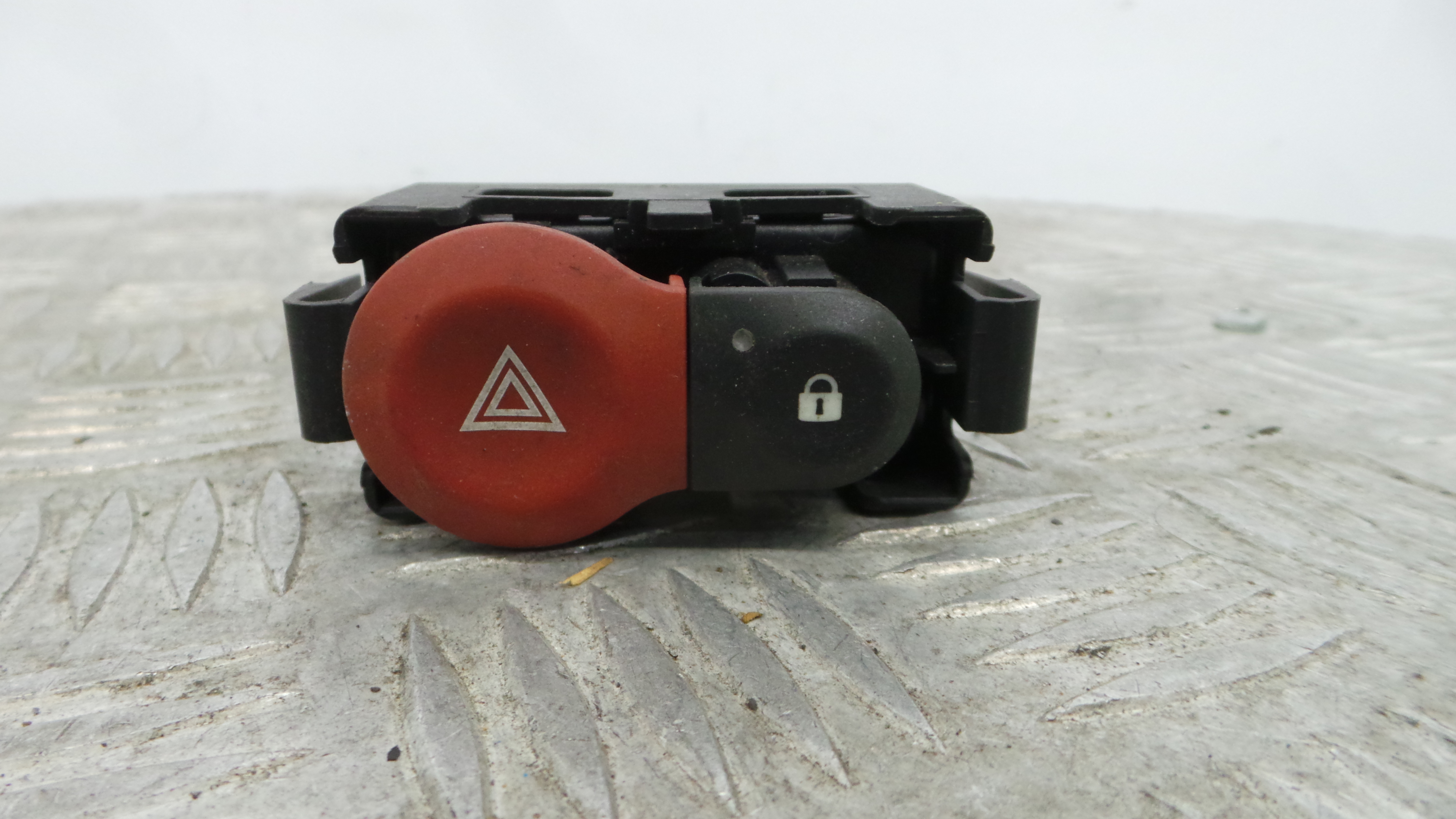 warning 4 piscas 8200214896A - RENAULT CLIO III (BR0/1, CR0/1)-37042699