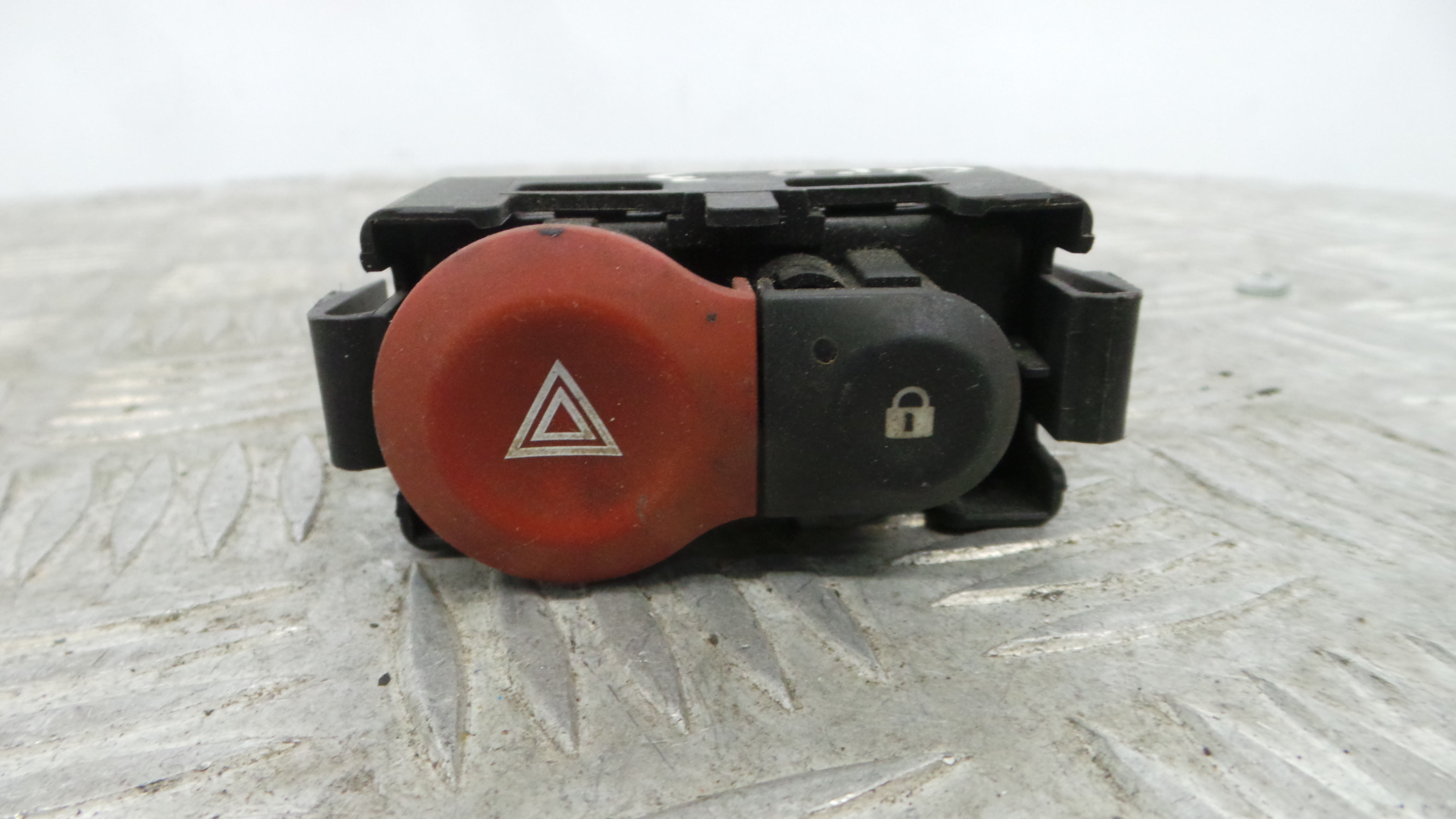 warning 4 piscas 8200214896A - RENAULT CLIO III (BR0/1, CR0/1)-37042702