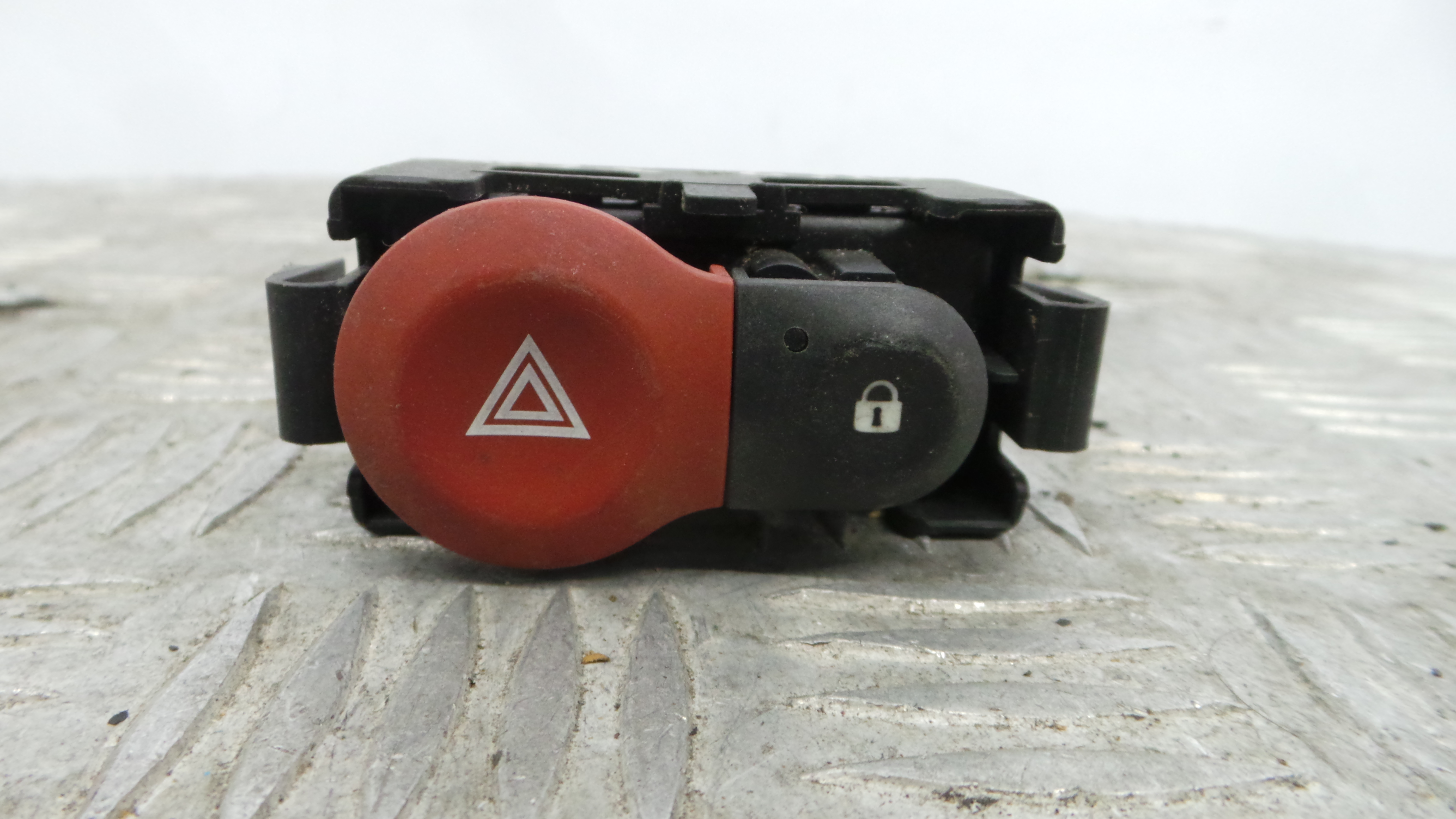 warning 4 piscas 8200214896A - RENAULT CLIO III (BR0/1, CR0/1)-37042711