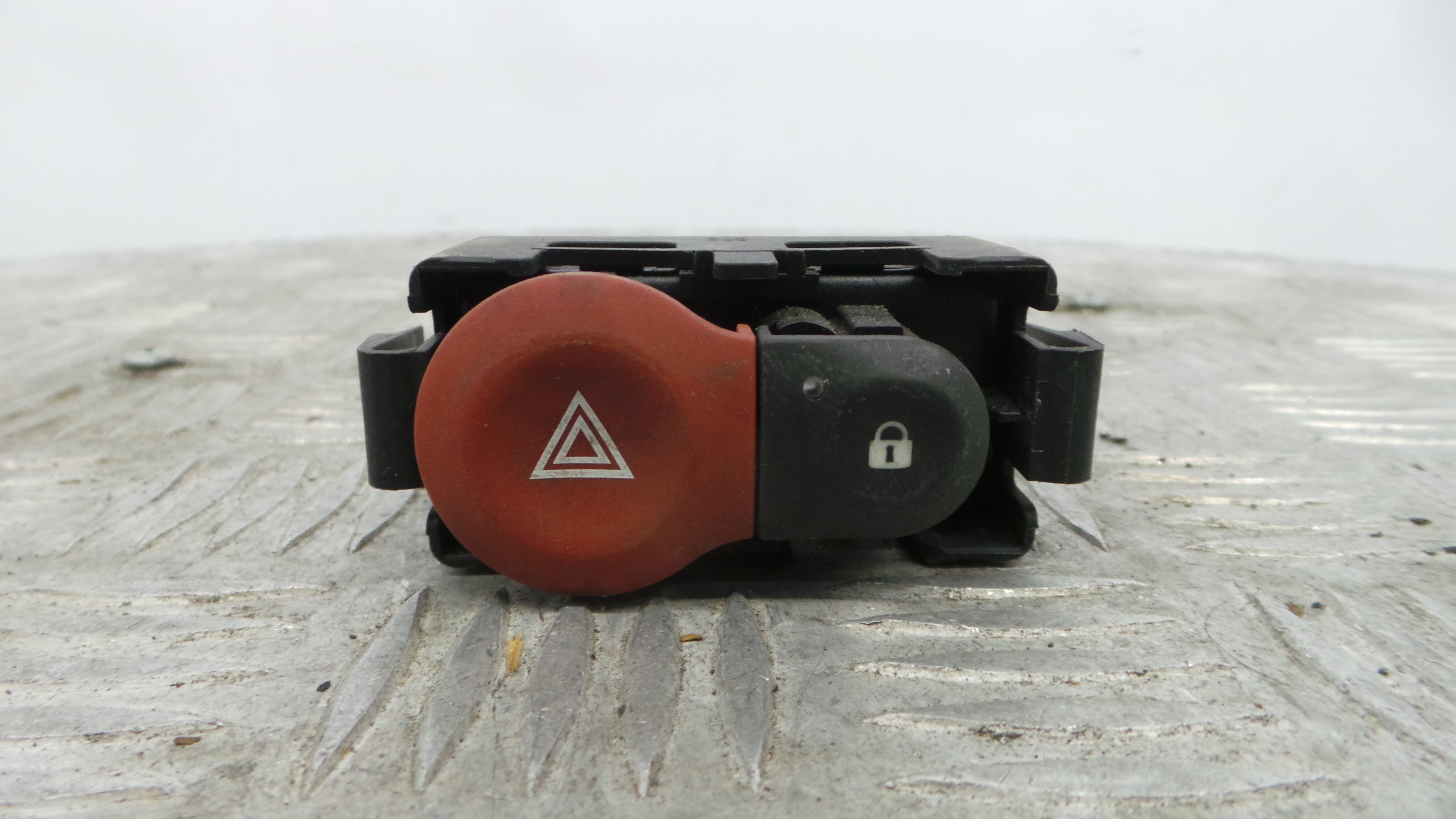 warning 4 piscas 8200214896A - RENAULT CLIO III (BR0/1, CR0/1)-37042775