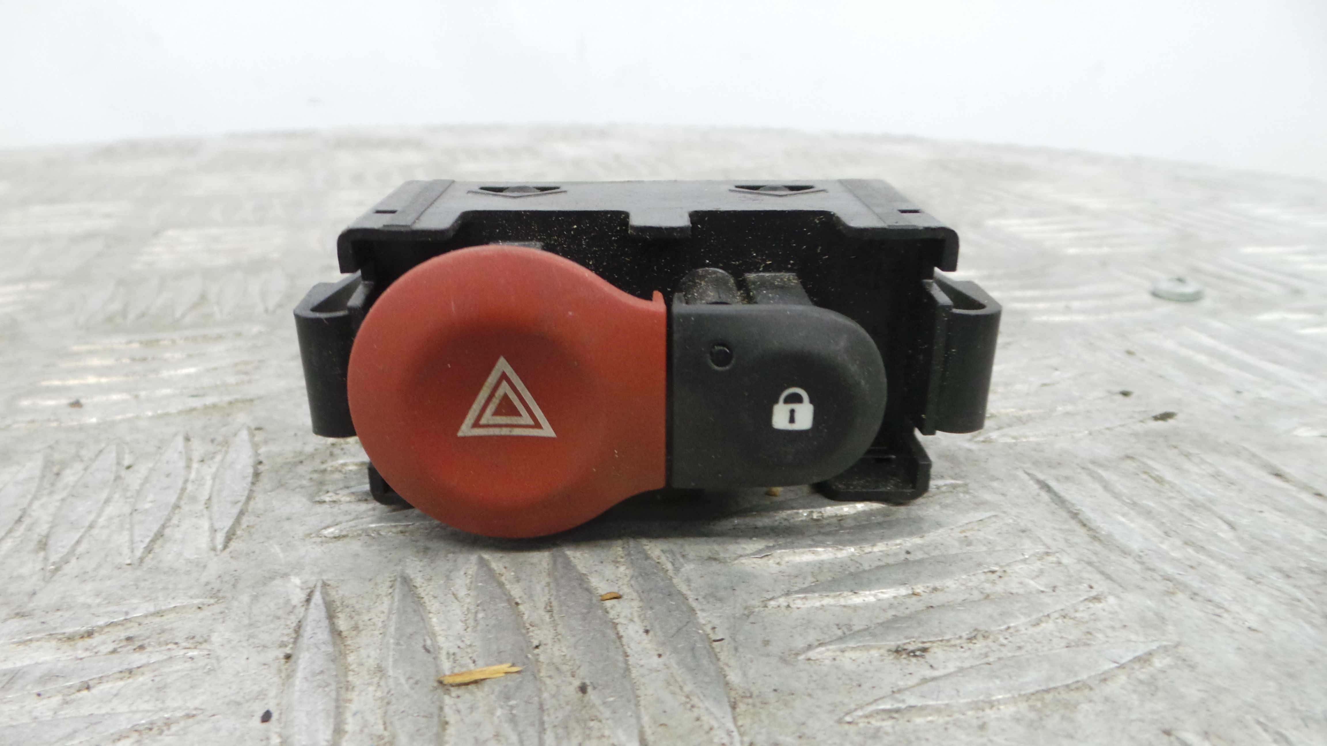 warning 4 piscas  - RENAULT CLIO III (BR0/1, CR0/1)-37042795