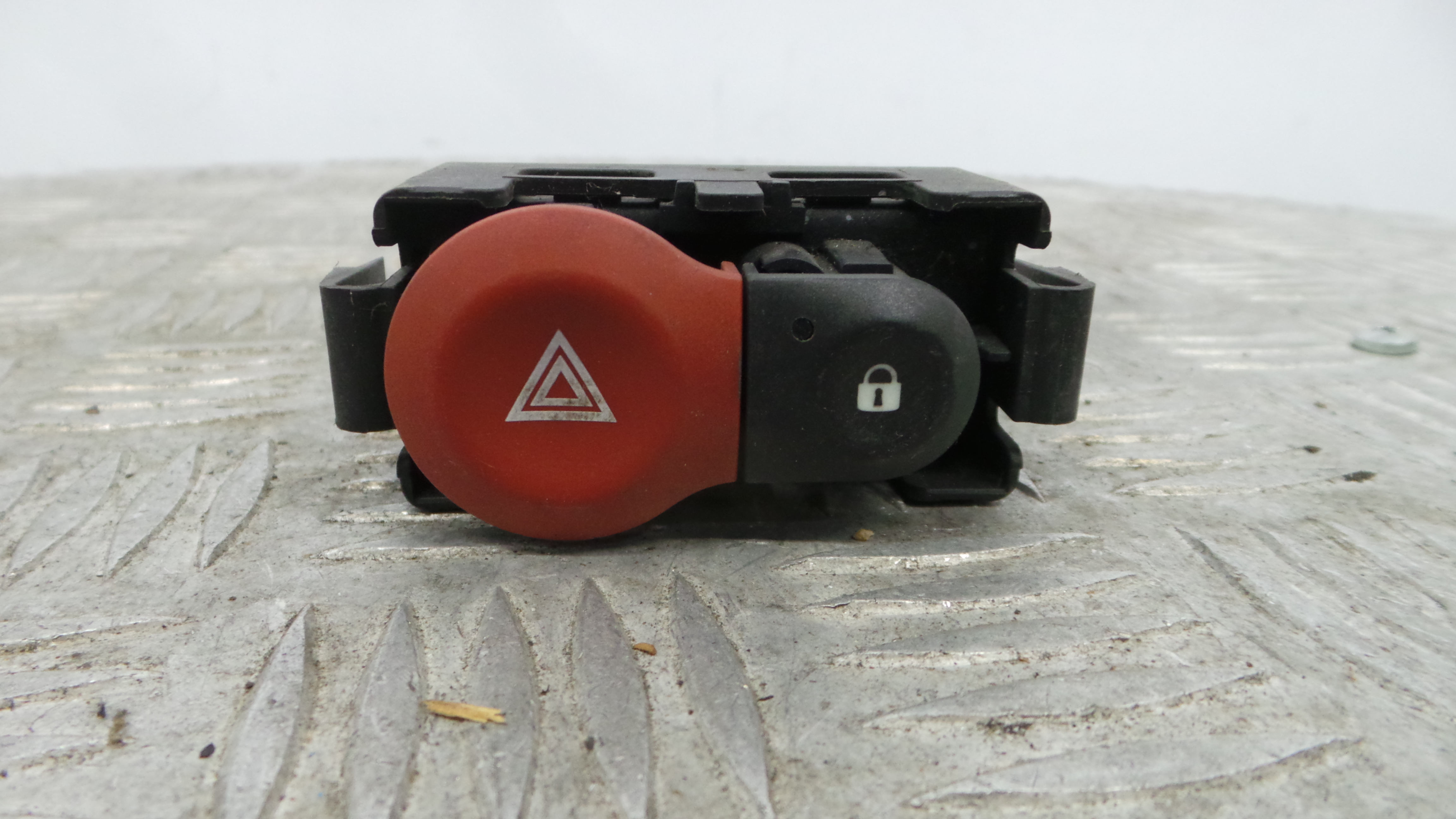 warning 4 piscas 8200214896A - RENAULT CLIO III (BR0/1, CR0/1)-37042801