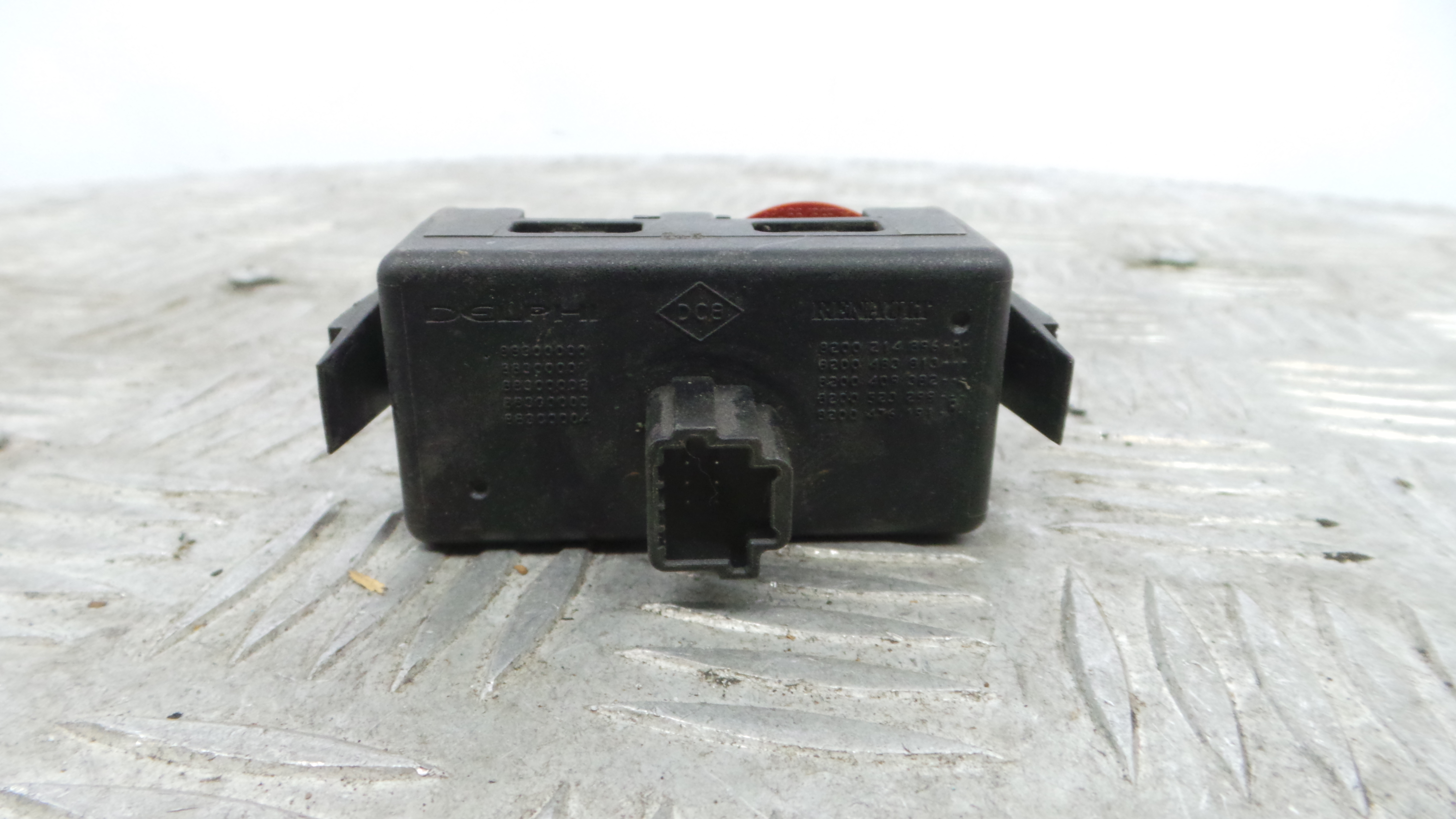 warning 4 piscas 8200214896A - RENAULT CLIO III (BR0/1, CR0/1)-37042801