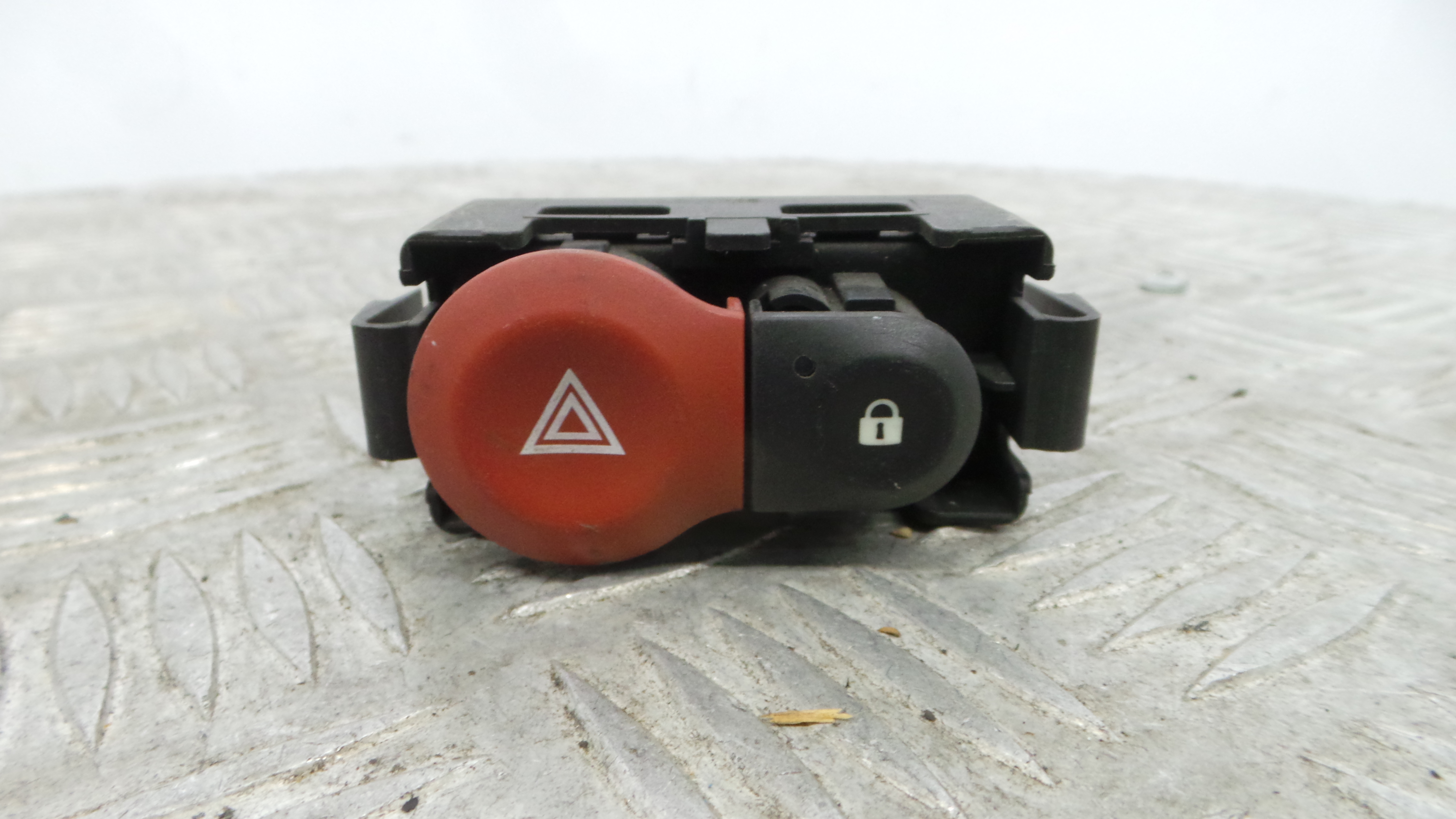 warning 4 piscas 8200214896A - RENAULT CLIO III (BR0/1, CR0/1)-37042831