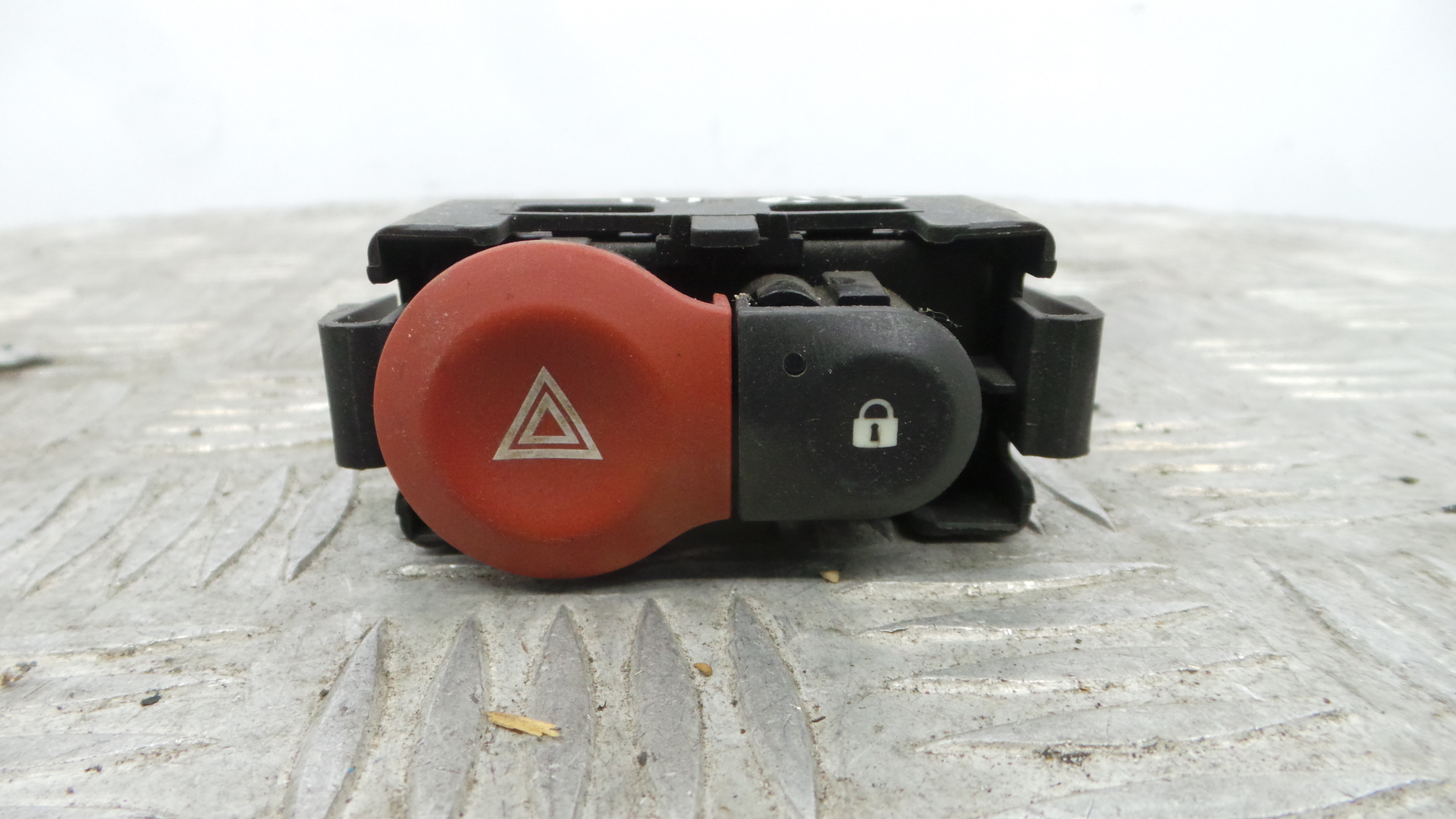 warning 4 piscas 8200214896A - RENAULT CLIO III (BR0/1, CR0/1)-37042834