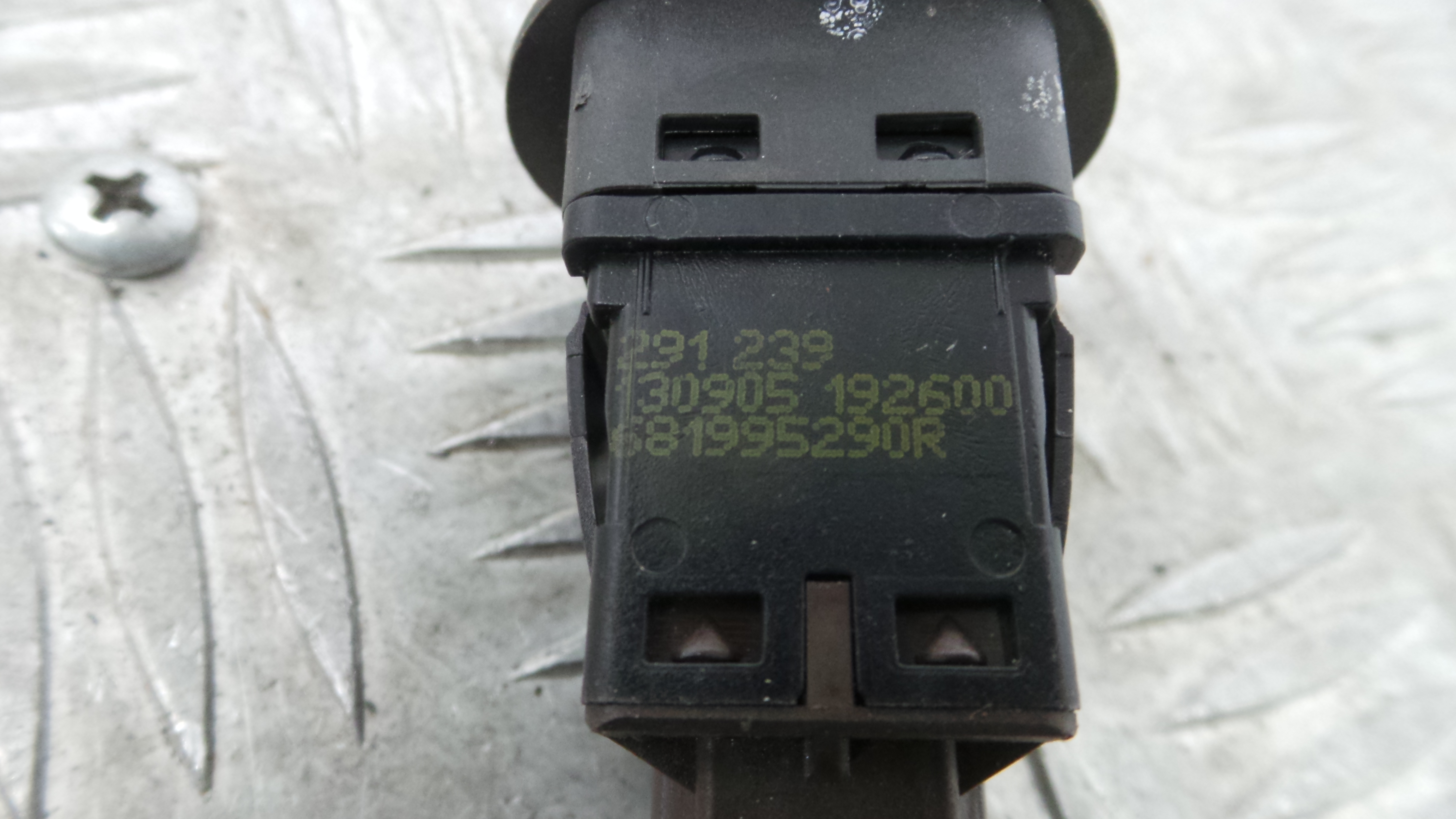 Botão Airbag Passageiro 681995290R - RENAULT CLIO IV (BH_)-37043105