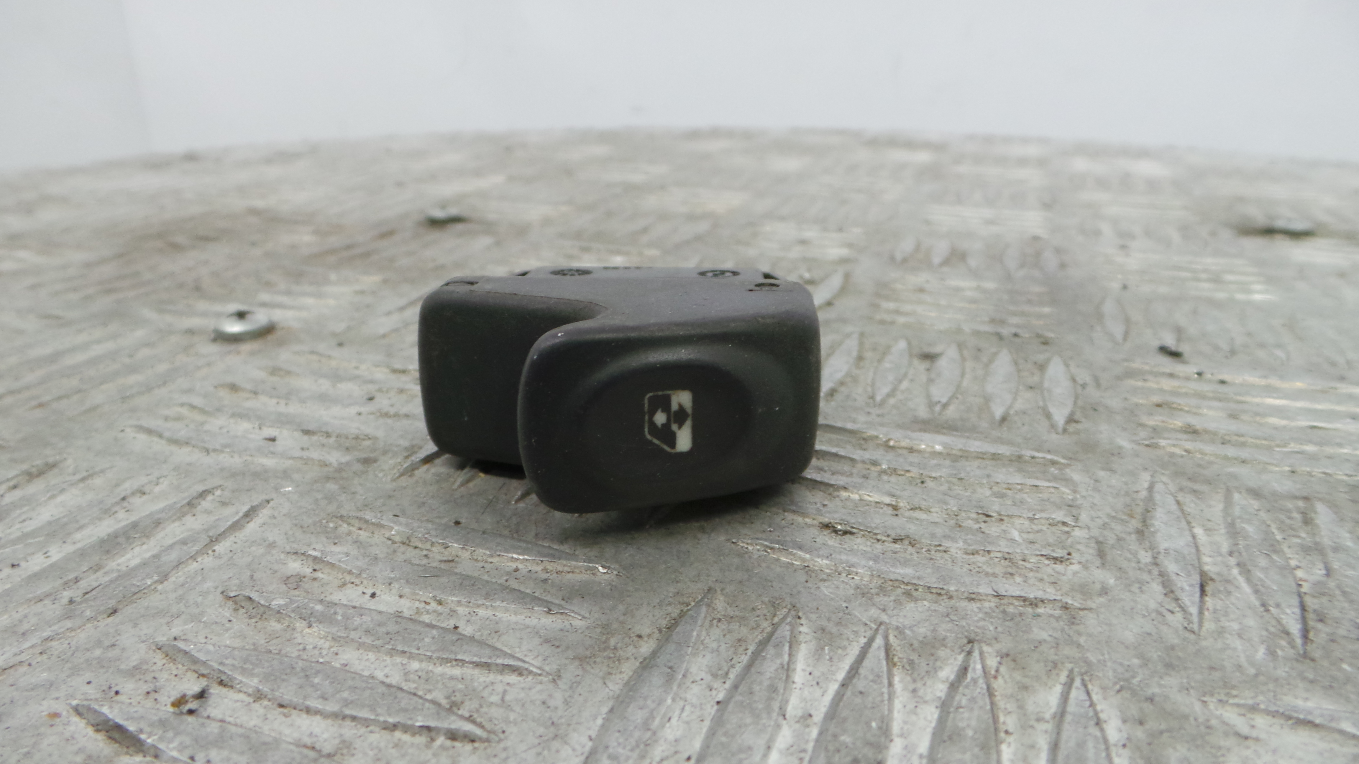 Interruptor / Comando Elevador Vidro Frente Esq  421118H - RENAULT CLIO II (BB_, CB_), CLIO Mk II (B-37043246