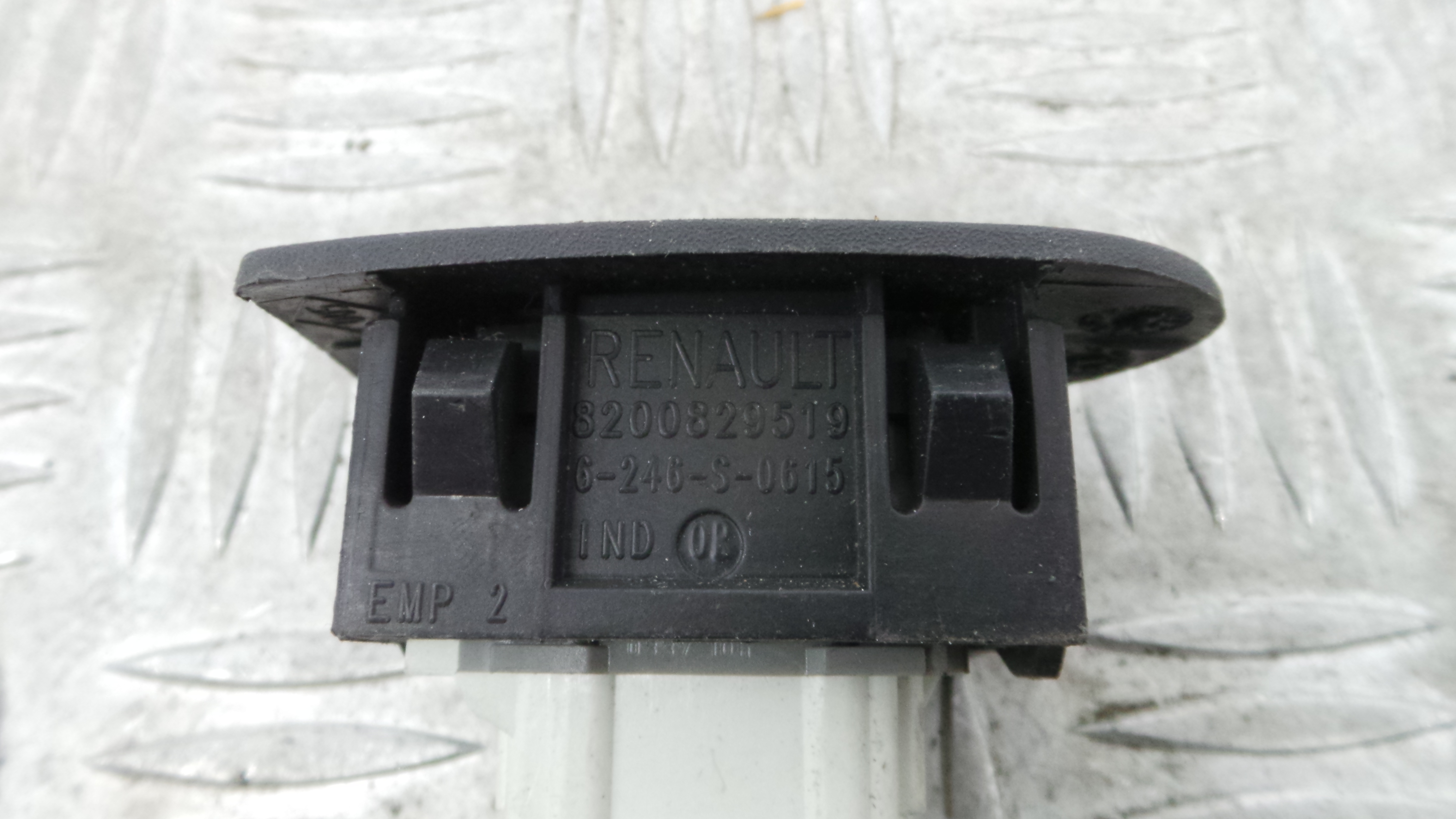 Comando do Cruise Control 8200829519 - RENAULT CLIO III (BR0/1, CR0/1)-37043343