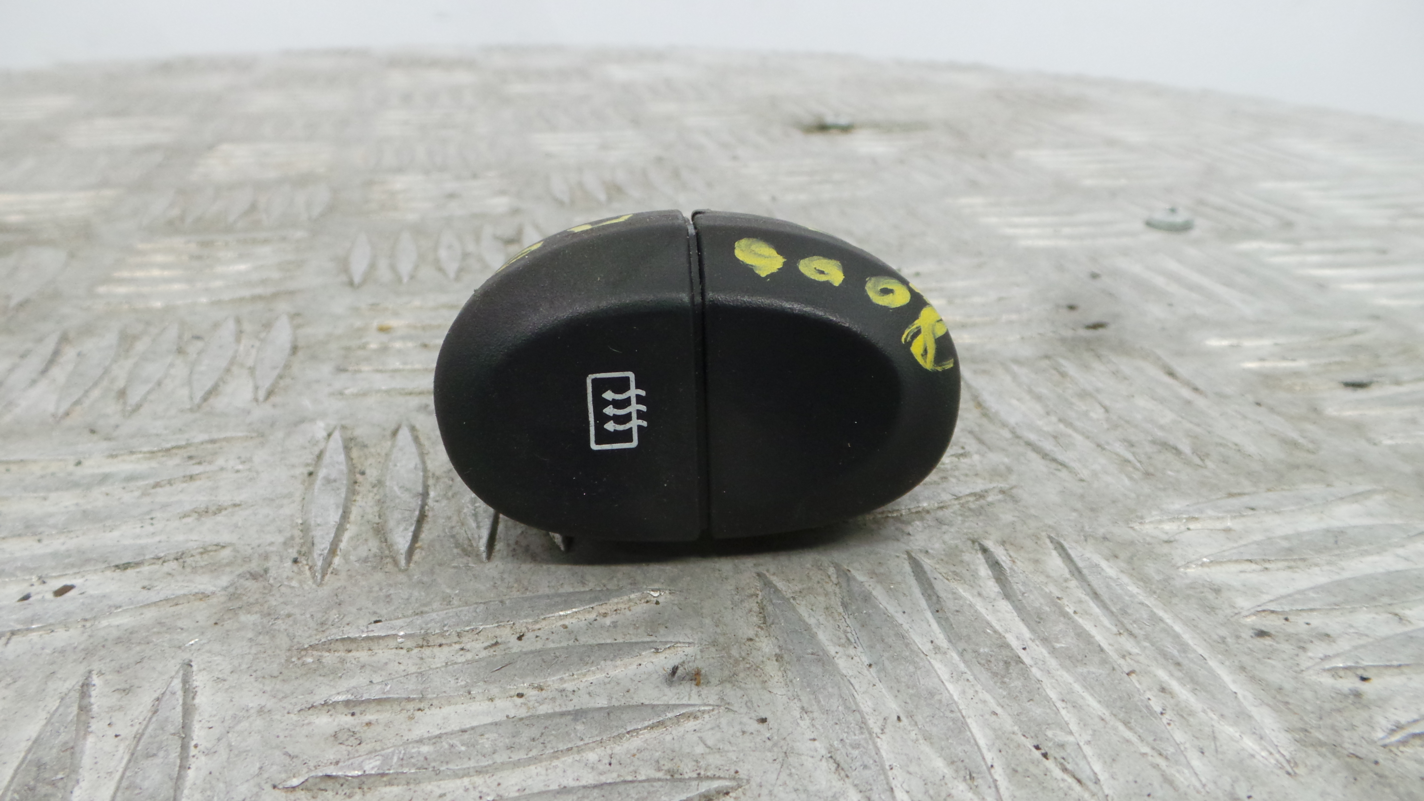 Botao desembaciador vidro tras  - RENAULT MEGANE I Break (KA0/1_), MEGANE I Grandtour (KA0/1_)-37043427