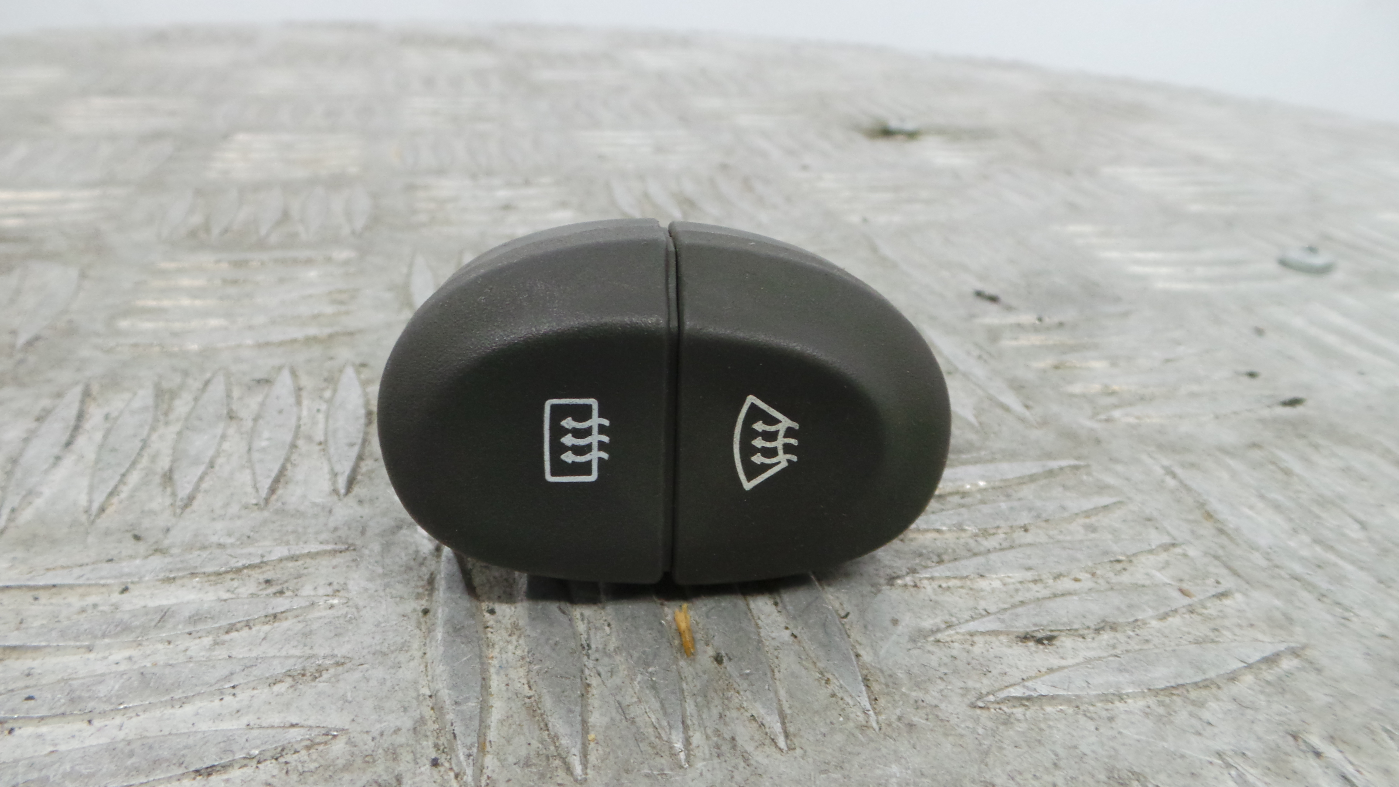 Botao desembaciador vidro tras  - RENAULT LAGUNA I (B56_, 556_)-37043429