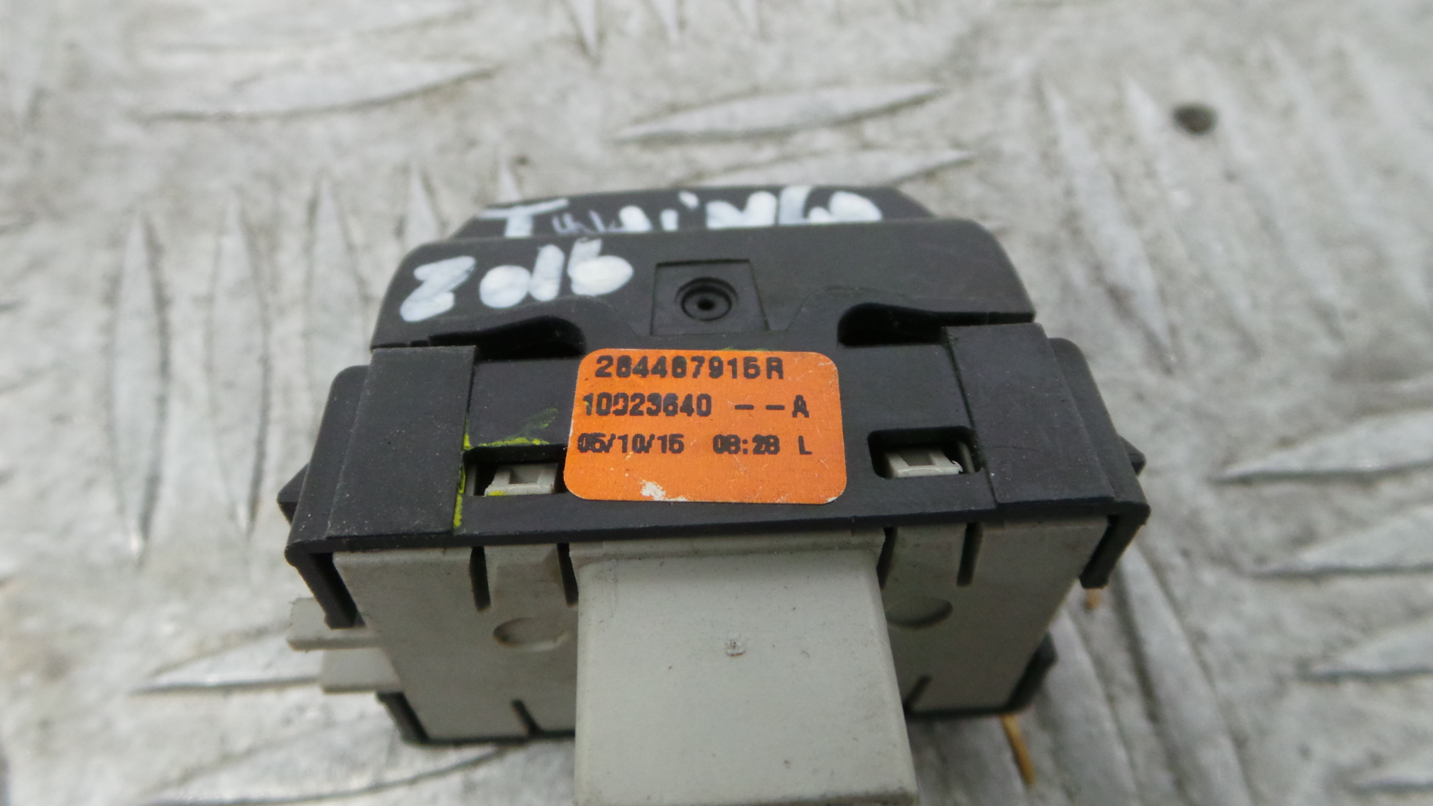 Interruptor / Comando Sensores Estacionamento 264467915R - RENAULT TWINGO III (BCM_, BCA_)-37044117