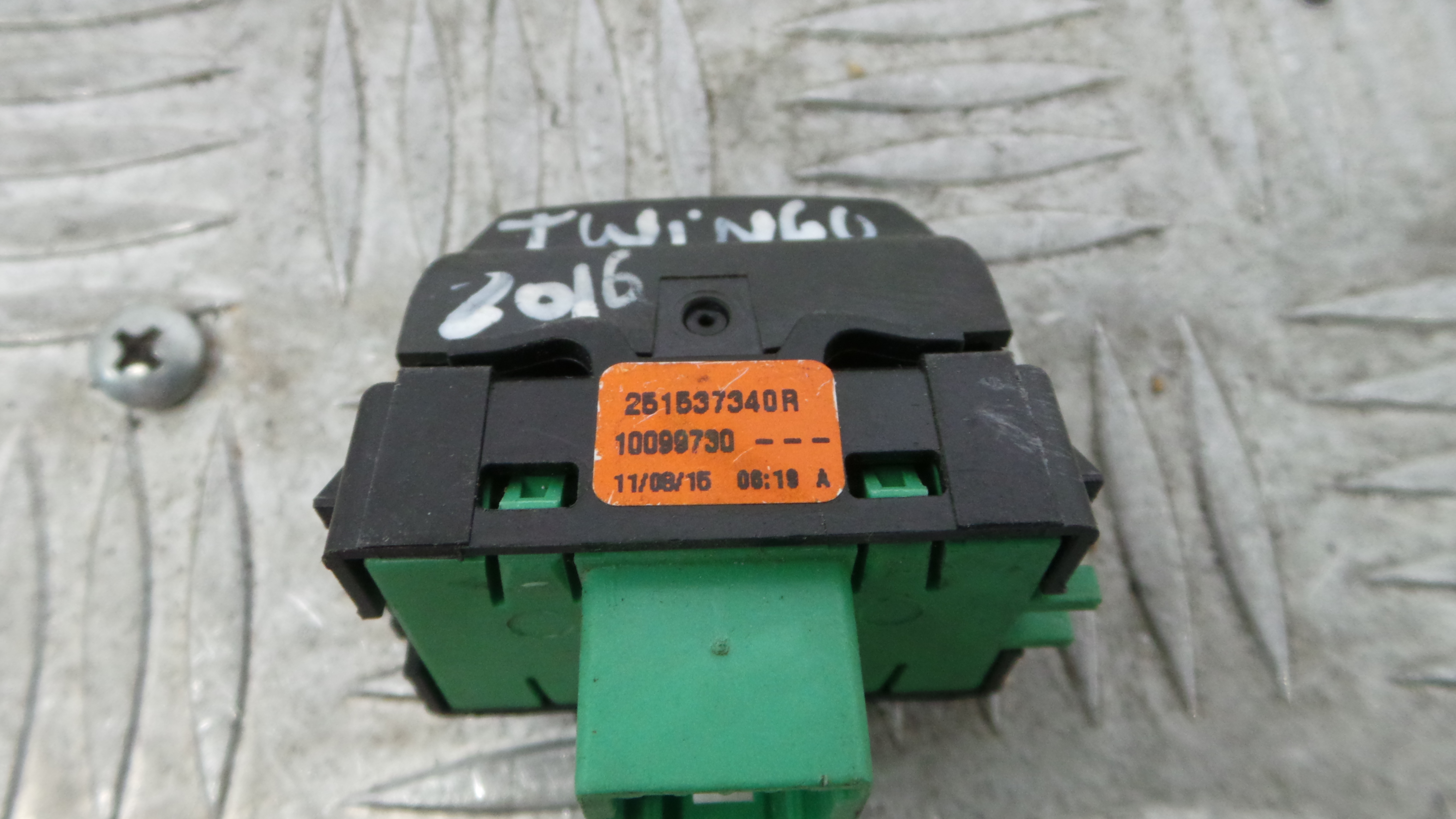 Botão Start/Stop 251537340R - RENAULT TWINGO III (BCM_, BCA_)-37044120