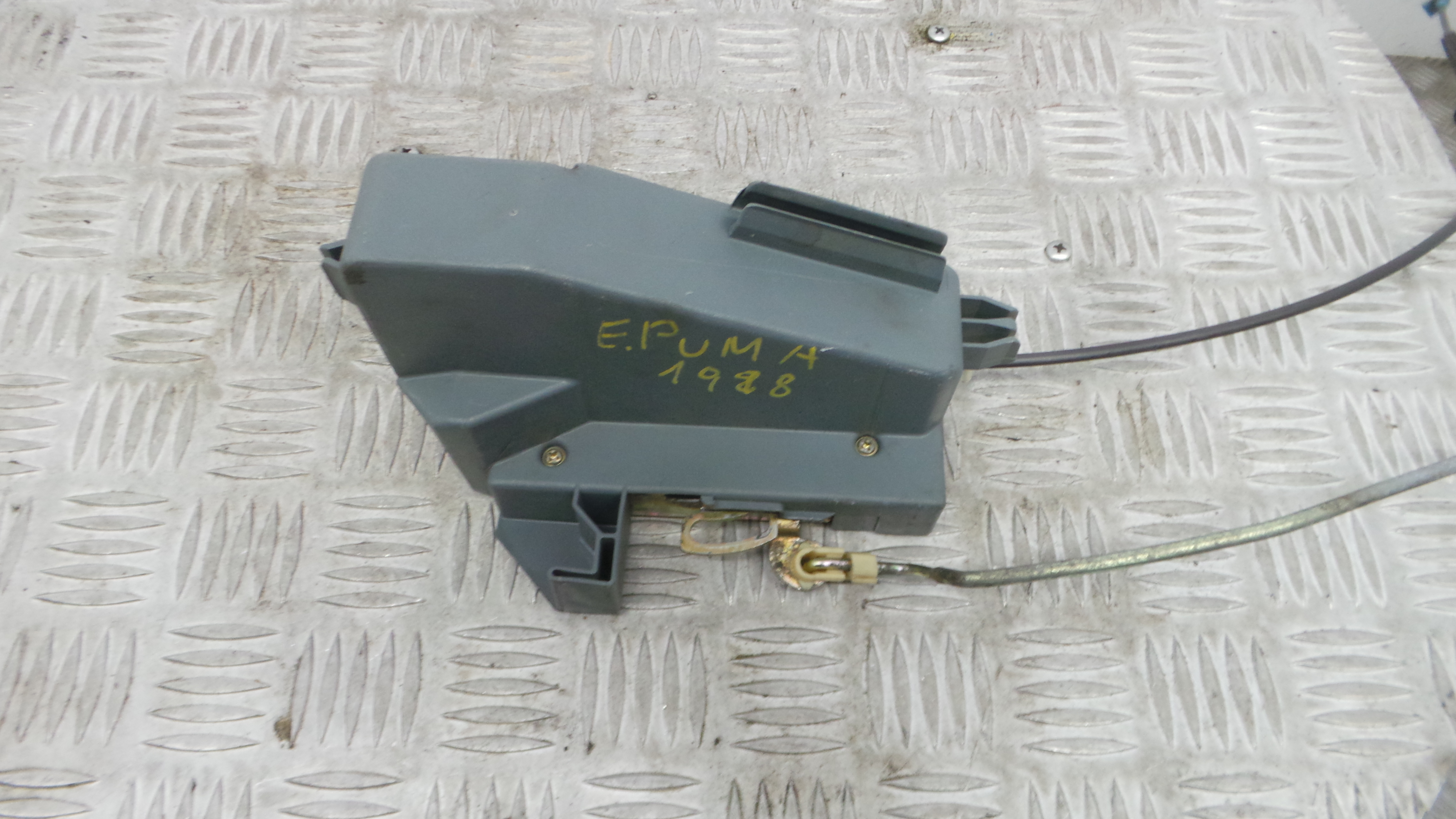 Fecho da Porta Esq V97FB-C219A65-AG - FORD PUMA (EC_)-37044808